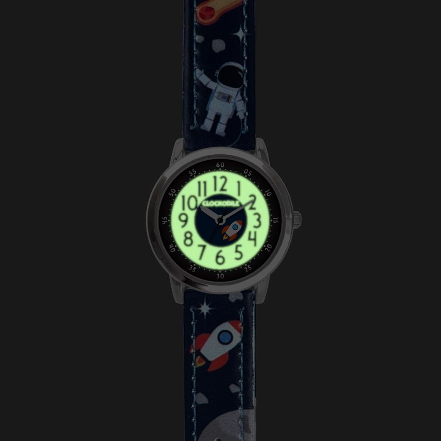 Zegarek dla chłopca Clockodile granatowy CWB0130 KOSMOS wyposażony jest w kwarcowy mechanizm, zasilany za pomocą baterii. Mechanizm japoński mieści się w wytrzymałej, okrągłej kopercie..jpg