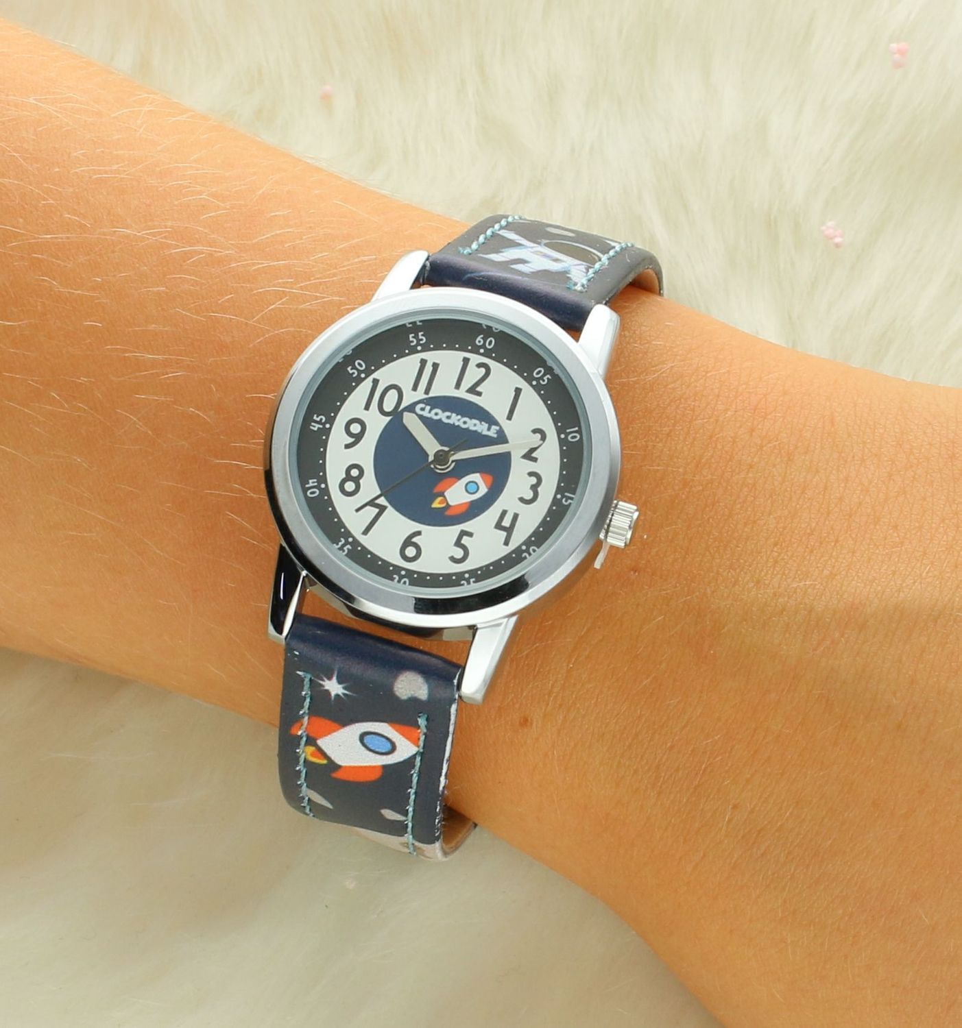 Zegarek dla chłopca Clockodile granatowy CWB0130 KOSMOS wyposażony jest w kwarcowy mechanizm, zasilany za pomocą baterii. Mechanizm japoński mieści się w wytrzymałej, okrągłej kopercie..jpg