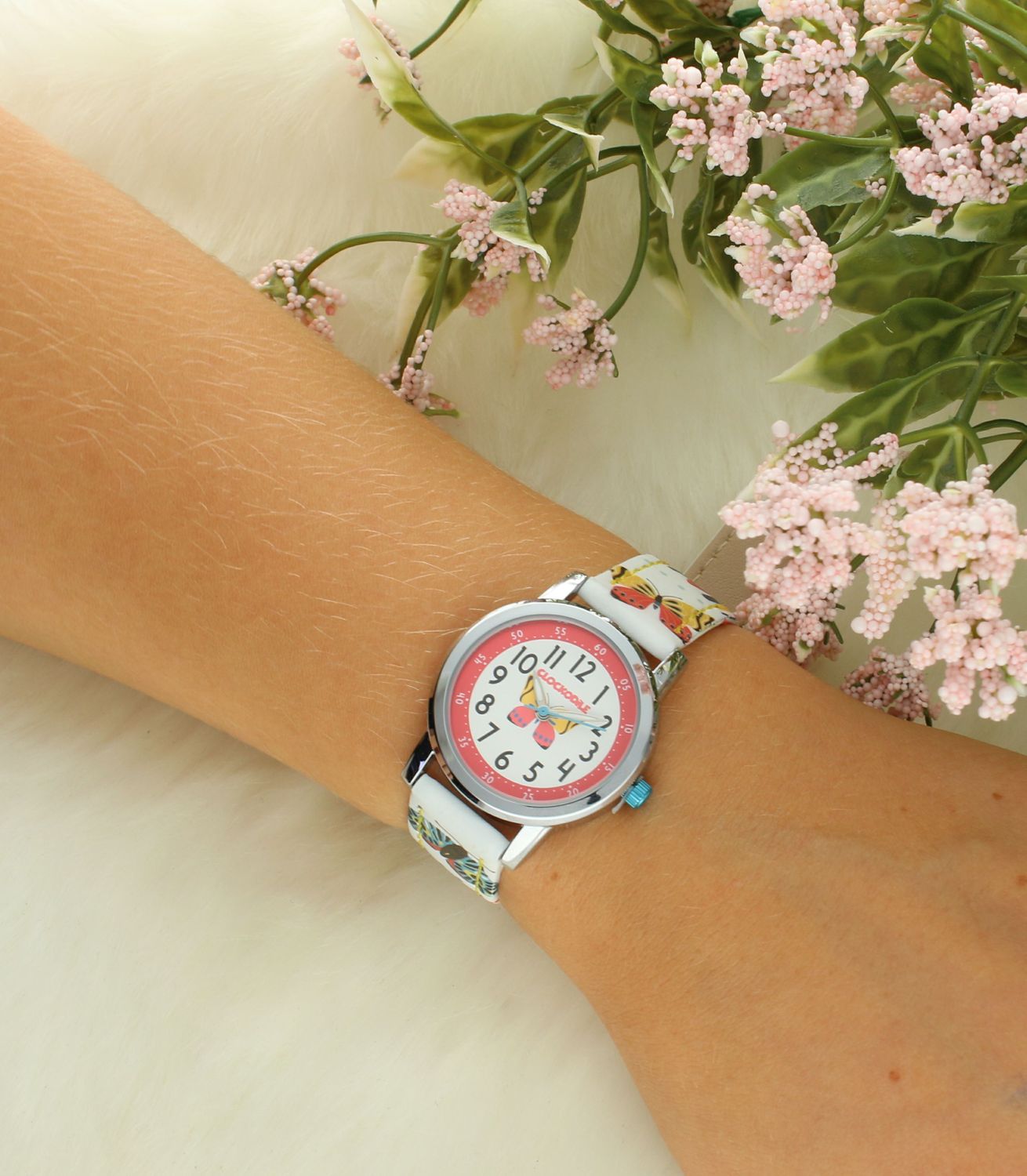 Zegarek Clockodile Biały zegarek dla dziewczynek CWG5181 MOTYL  Zegarek dla dziecka LAVVU CLOCKODILE CWG5181, wyposażony jest w kwarcowy mechanizm, zasilany za pomocą baterii. Mechanizm japoński mieści się w wyt.jpg