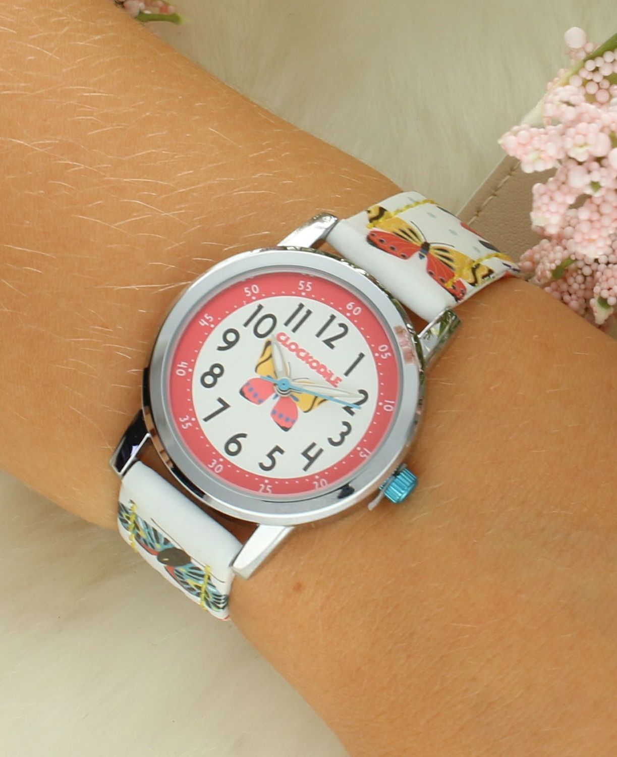 Zegarek Clockodile Biały zegarek dla dziewczynek CWG5181 MOTYL  Zegarek dla dziecka LAVVU CLOCKODILE CWG5181, wyposażony jest w kwarcowy mechanizm, zasilany za pomocą baterii. Mechanizm japoński mieści się w wyt.jpg
