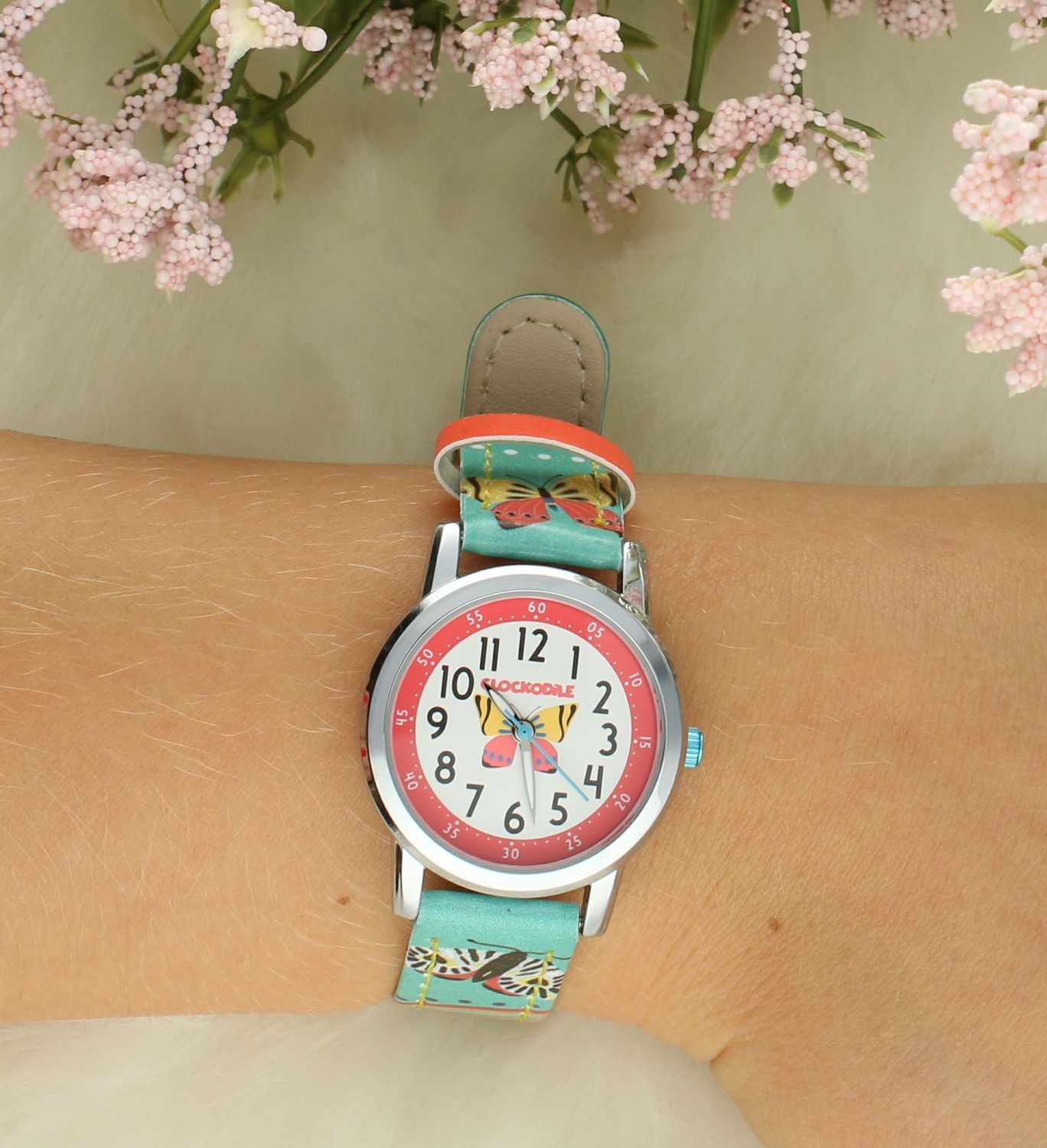 Zegarek Clockodile Turkusowy dla dziewczynek CWG5182 MOTYL. Zegarek dla dziecka LAVVU CLOCKODILE CWG5182, wyposażony jest w kwarcowy mechanizm, zasilany za pomocą baterii. Mechanizm japoński mieści się w wytrzym.jpg