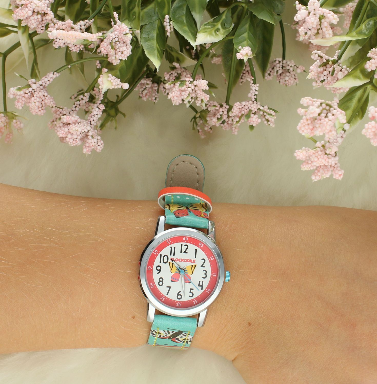 Zegarek Clockodile Turkusowy dla dziewczynek CWG5182 MOTYL. Zegarek dla dziecka LAVVU CLOCKODILE CWG5182, wyposażony jest w kwarcowy mechanizm, zasilany za pomocą baterii. Mechanizm japoński mieści się w wytrzym.jpg