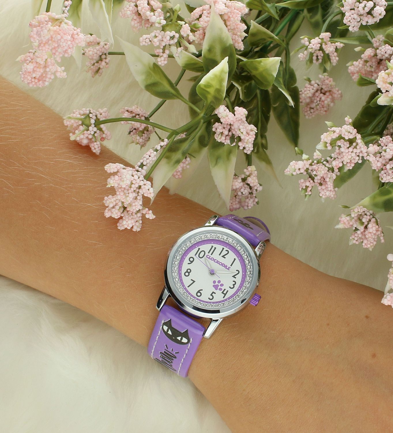 Zegarek dla dziewczynki CLOCKODILE CWG5190 kotki CWG5190, wyposażony jest w kwarcowy mechanizm, zasilany za pomocą baterii. Mechanizm japoński mieści się w wytrzymałej, okrągłej kopercie. Koperta wykonana z ALLOY’.jpg