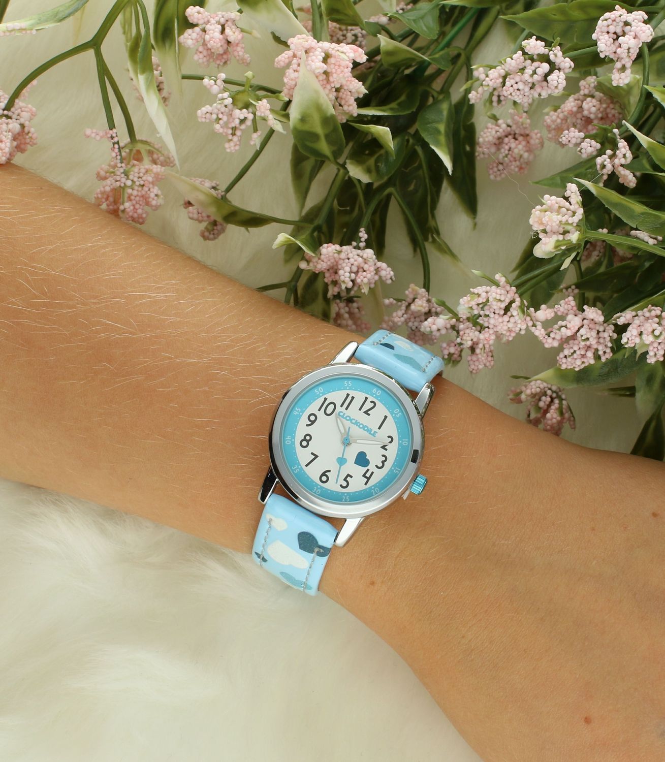 Zegarek dla dziewczynki Clockodile CWG5210 kotki. Zegarek dla dziewczynki Clockodile CWG5210 serduszka. Zegarek dla dziecka LAVVU CLOCKODILE CWG5210, wyposażony jest w kwarcowy mechanizm, zasilany za pomocą bateri.jpg