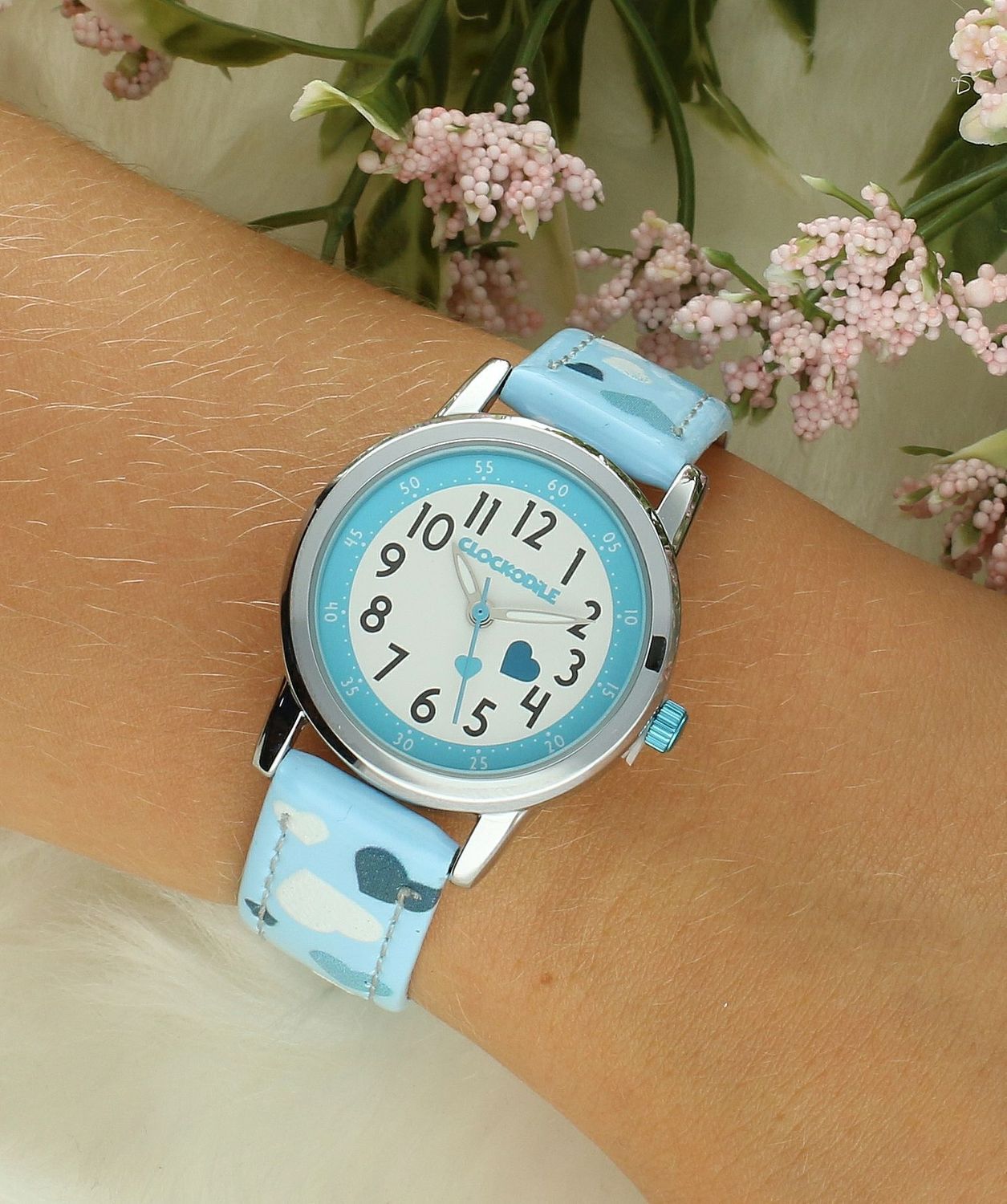 Zegarek dla dziewczynki Clockodile CWG5210 kotki. Zegarek dla dziewczynki Clockodile CWG5210 serduszka. Zegarek dla dziecka LAVVU CLOCKODILE CWG5210, wyposażony jest w kwarcowy mechanizm, zasilany za pomocą bateri.jpg