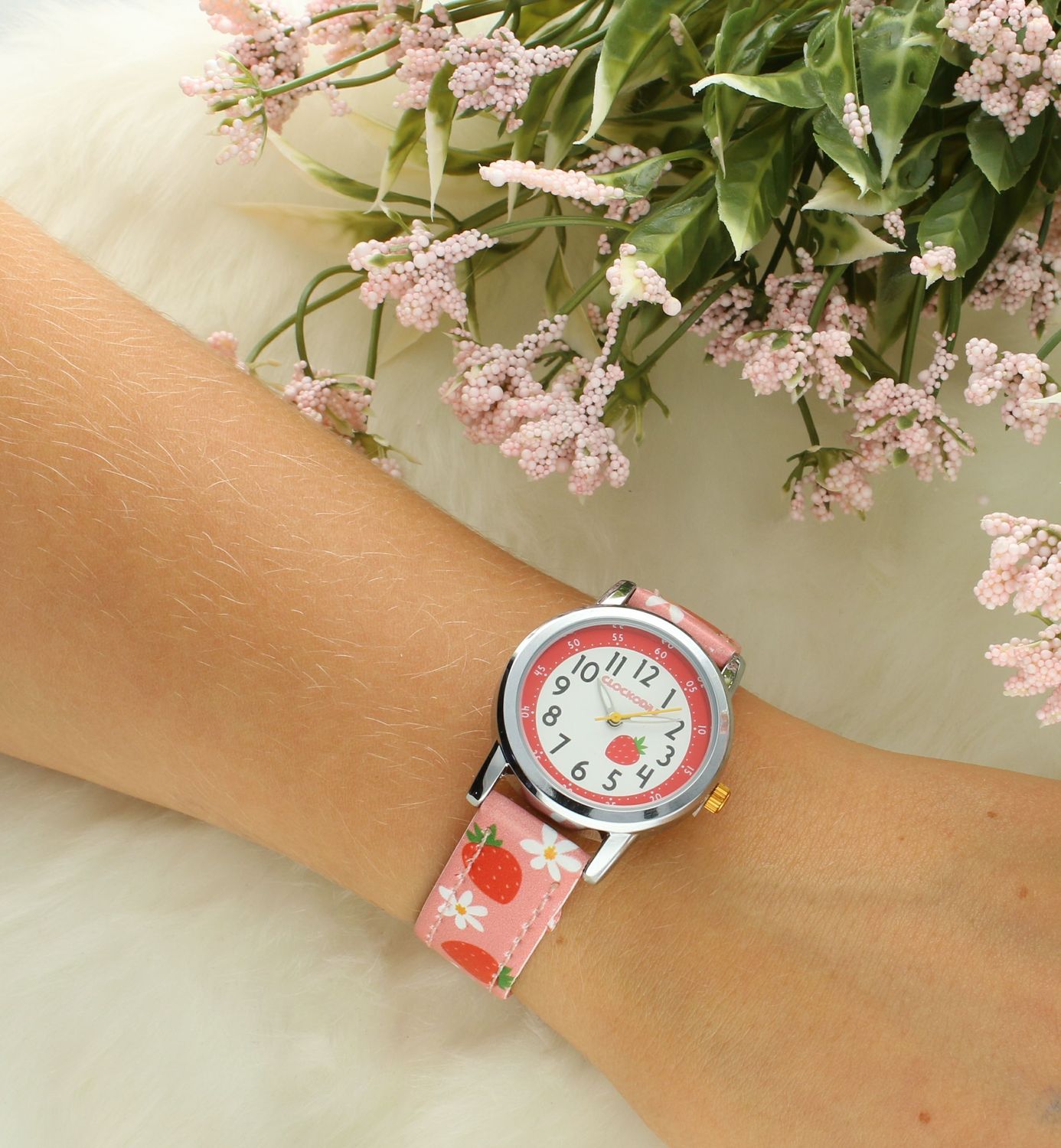 Zegarek Clockodile dziewczęcy różowy CWG5220 TRUSKAWKI.Zegarek dla dziewczynki Clockodile CWG5220 serduszka. Zegarek dla dziecka LAVVU CLOCKODILE CWG5220, wyposażony jest w kwarcowy mechanizm, zasilany za pomocą (2).jpg