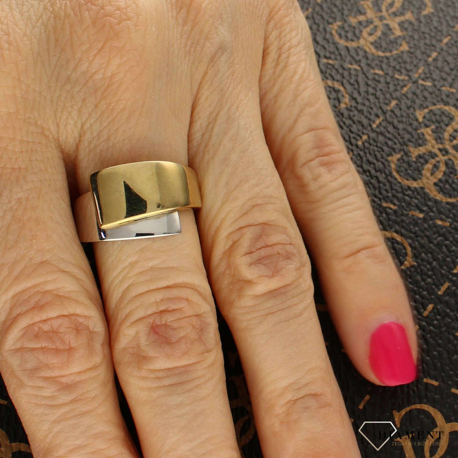 Złoty pierścionek 333 'Złoto biała wstęga' D00-EA11085. Złote pierścionki Apart. Złoty pierścionek o niepowtarzalnym, nowoczesnym wyglądzie świetnie się 1.jpg