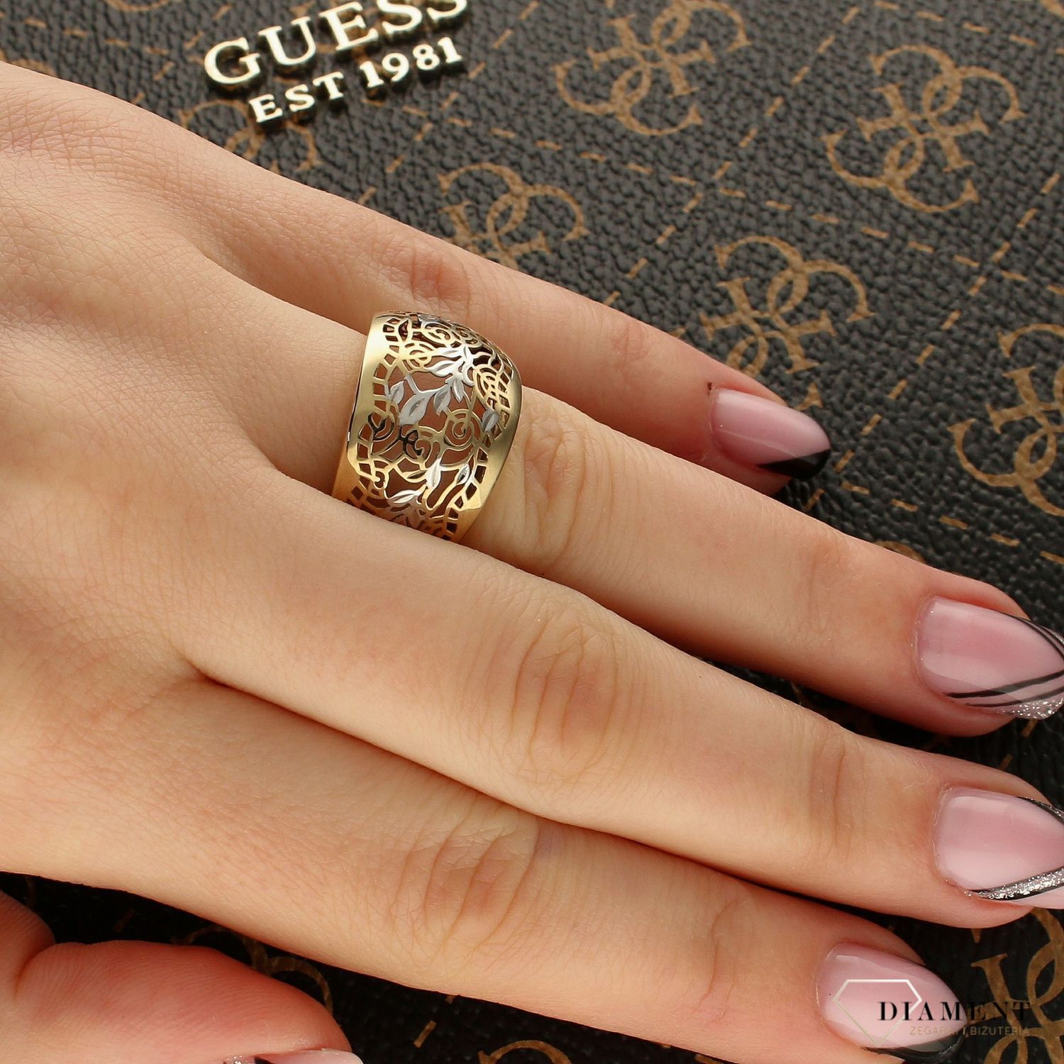 Złoty pierścionek 'Ornamentowe kwiaty'.jpg