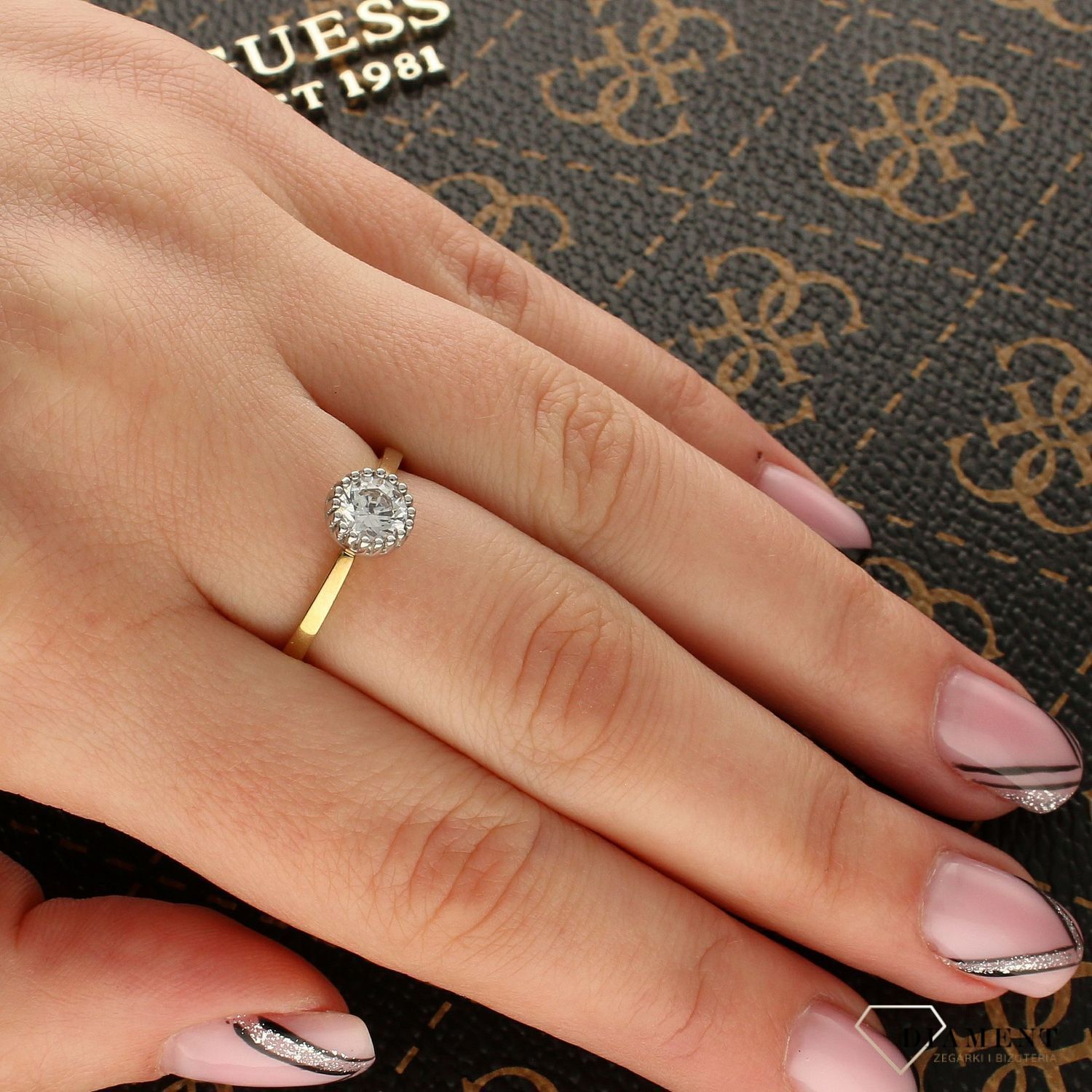 Złoty pierścionek zaręczynowy z okrągłą cyrkonią rozmiar 14 próba 333 D00-EB11598. Przepiękny pierścionek ze złota, który został ozdobiony błyszczącą cyrkonią. 1.jpg