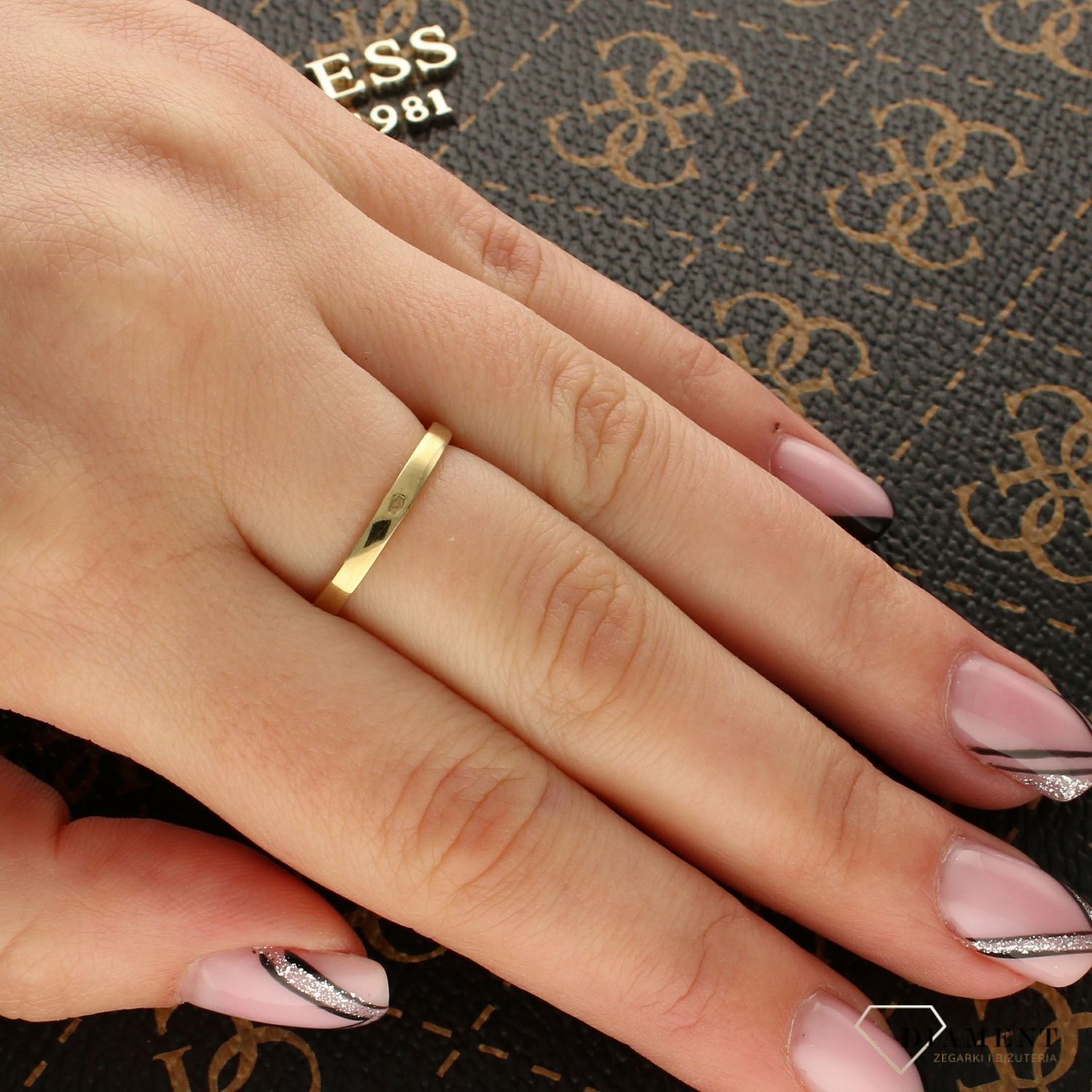 Złoty pierścionek zaręczynowy z okrągłą cyrkonią rozmiar 14 próba 333 D00-EB11598. Przepiękny pierścionek ze złota, który został ozdobiony błyszczącą cyrkonią. 1.jpg