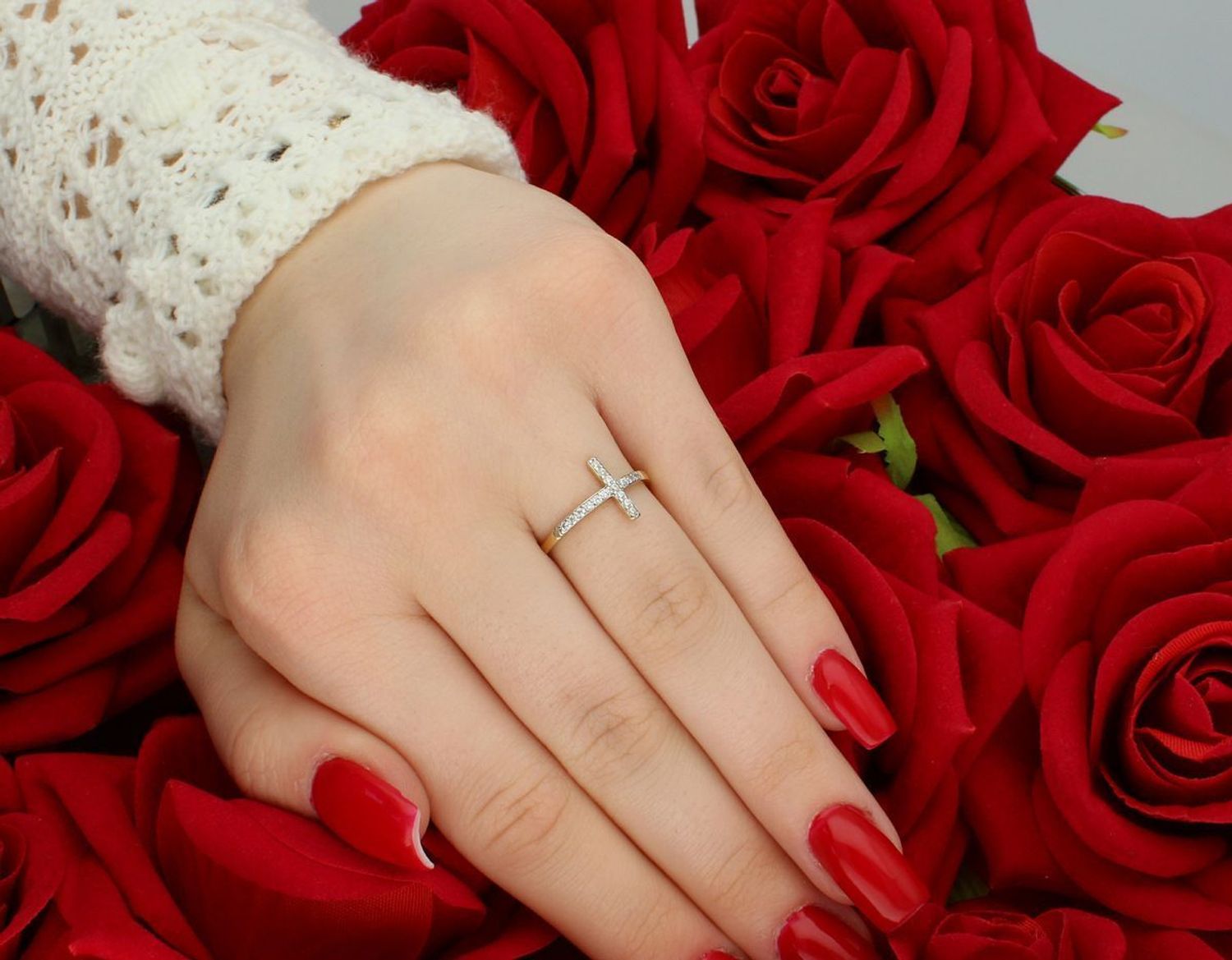 Złoty pierścionek próby 585 z krzyżem ozdobionym cyrkoniami to wyjątkowy dodatek o duchowym znaczeniu i ponadczasowej elegancji. Idealny prezent dla kobiety. 1.jpg