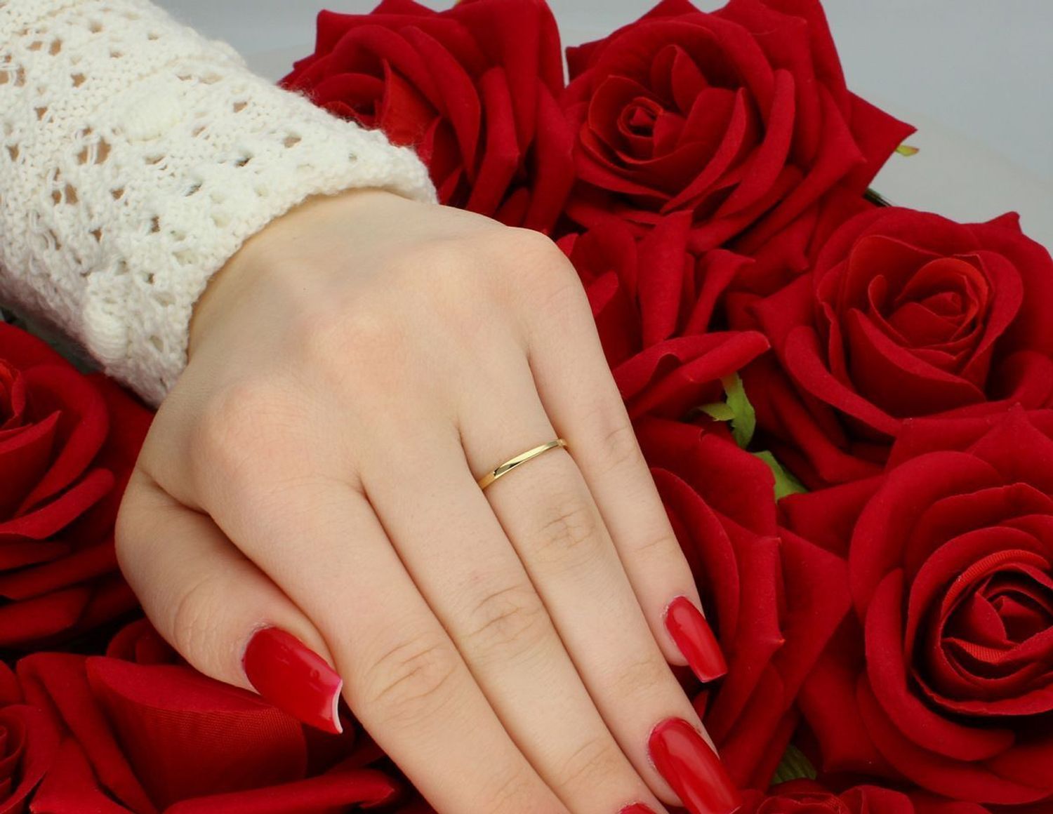 Złoty pierścionek próby 585 z krzyżem ozdobionym cyrkoniami to wyjątkowy dodatek o duchowym znaczeniu i ponadczasowej elegancji. Idealny prezent dla kobiety. 1.jpg