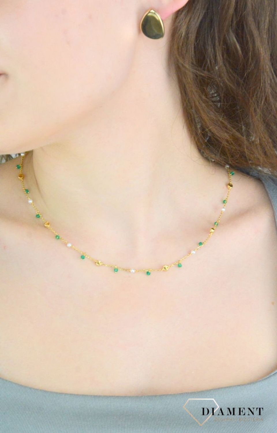 Naszyjnik złoty zielone kryształki pr 585, D0GACO0467SZM Złoty naszyjnik celebrytka ozdobiona kryształkami w zielonym kolorze, oddzielonymi perełkami. Niezwykły blask kruszcu1.jpg