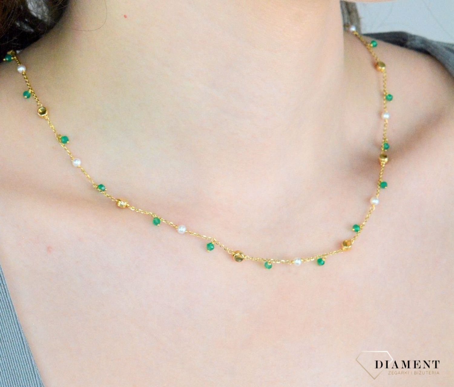 Naszyjnik złoty zielone kryształki pr 585, D0GACO0467SZM Złoty naszyjnik celebrytka ozdobiona kryształkami w zielonym kolorze, oddzielonymi perełkami. Niezwykły blask kruszcu1.jpg