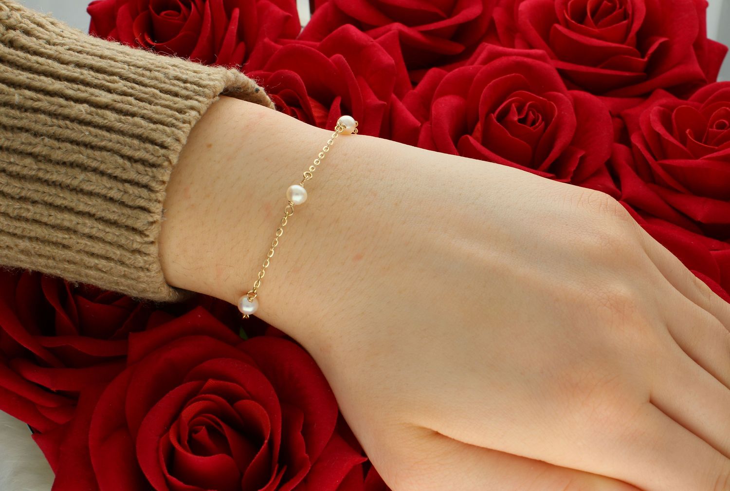 Bransoletka złota z perłami pr 585, D0GM10805 Ponadczasowa, klasyczna biżuteria, w której harmonijne wzory wspaniale łączą się z blaskiem żółtego złota. Nowoczesny splot w połączeniu z wyjątkowym1.jpg