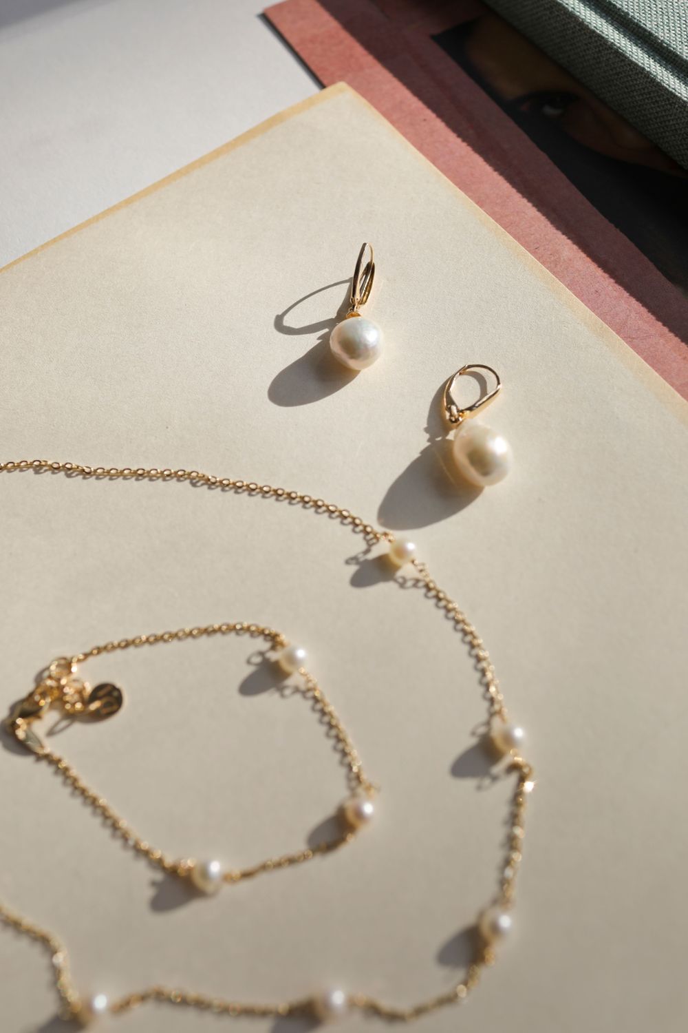 Bransoletka złota z perłami pr 585, D0GM10805 Ponadczasowa, klasyczna biżuteria, w której harmonijne wzory wspaniale łączą się z blaskiem żółtego złota. Nowoczesny splot w połączeniu z wyjątkowym1.jpg