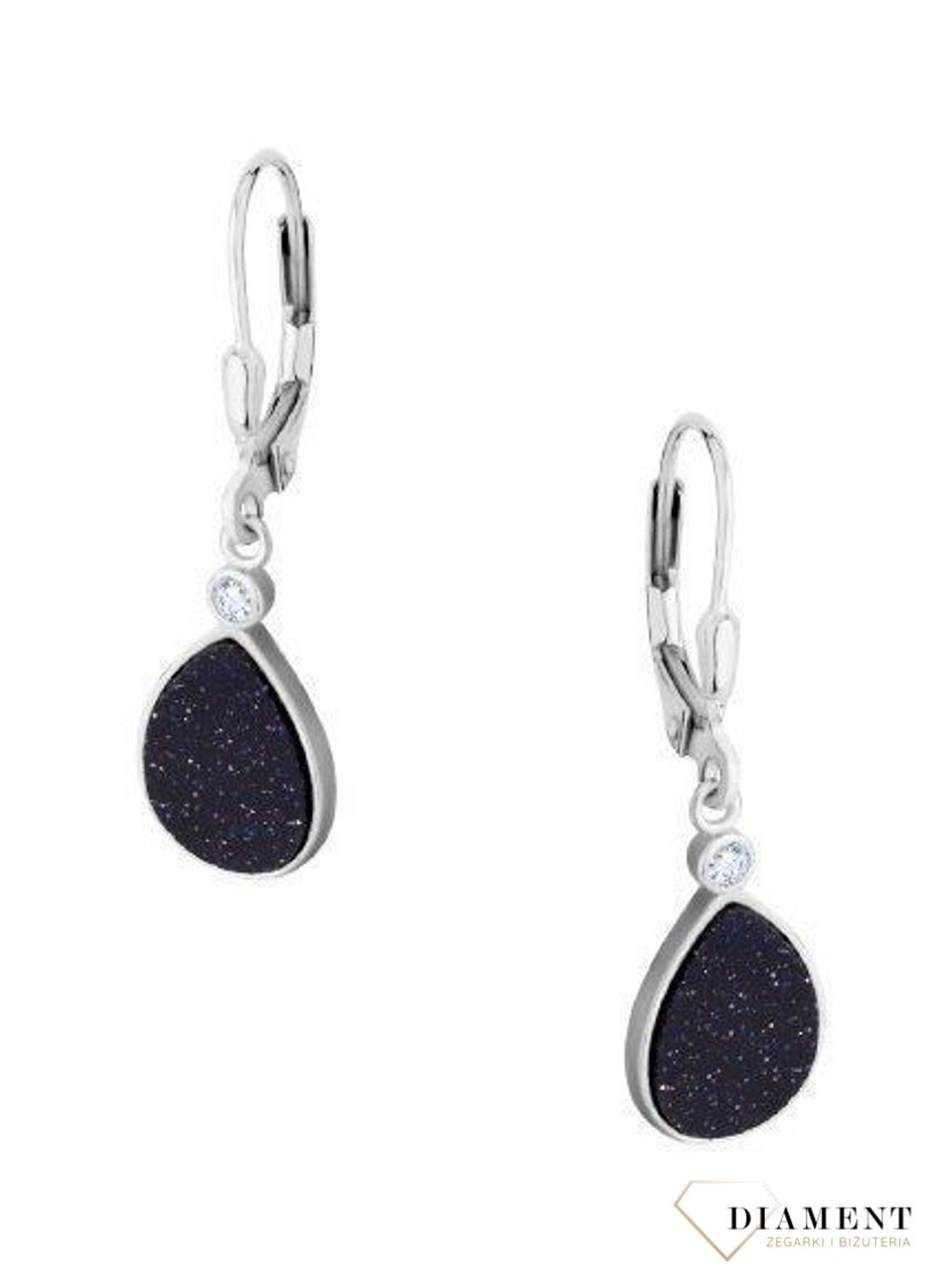 Subtelny blask uwieczniony w srebrnych kolczykach z kamieniem nocą kairu..jpg