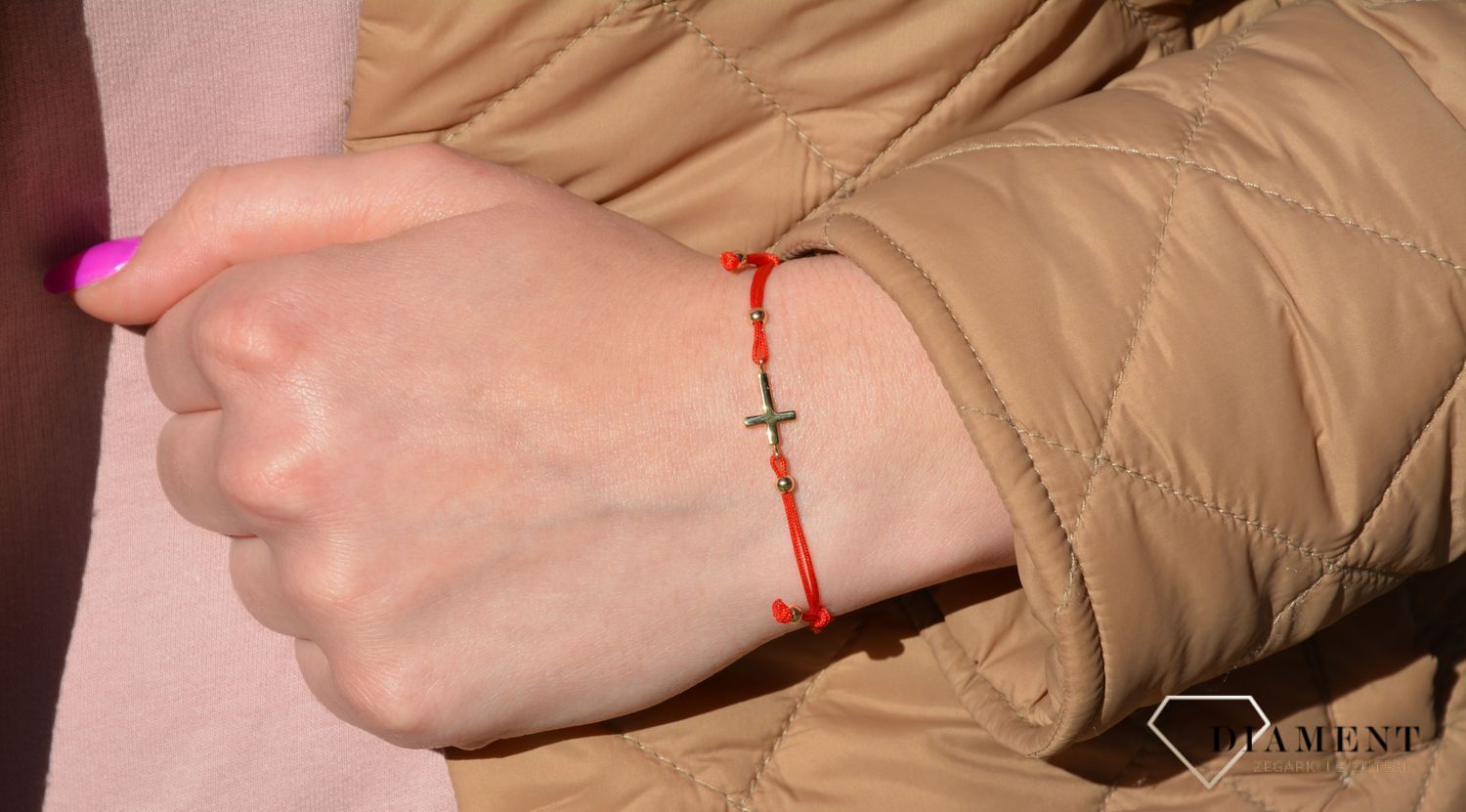 Bransoletka na sznurku złota czerwony sznurek krzyżyk to wyjątkowa biżuteria z symbolem sakralnym. Nowoczesny akcent dla kobiet lubiących podkreślać swoją indywidualność. 1.jpg