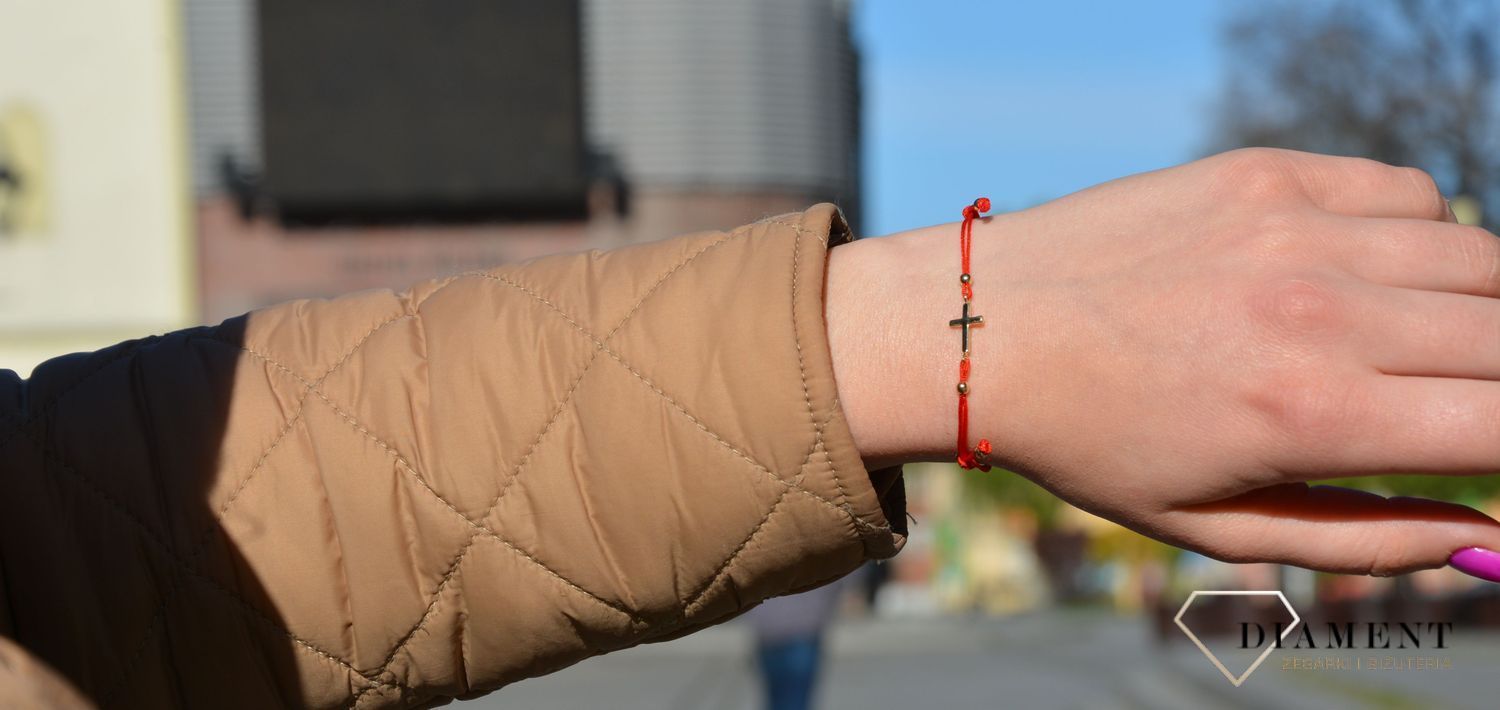 Bransoletka na sznurku złota czerwony sznurek krzyżyk to wyjątkowa biżuteria z symbolem sakralnym. Nowoczesny akcent dla kobiet lubiących podkreślać swoją indywidualność. 1.jpg