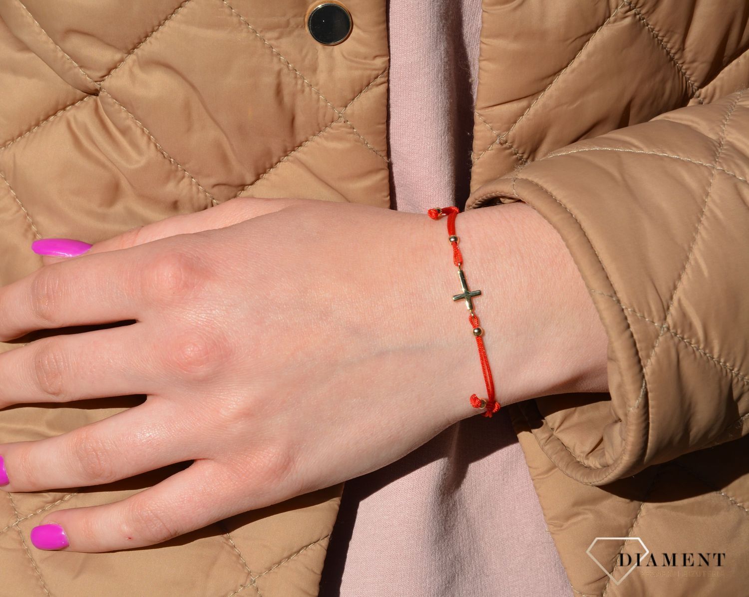 Bransoletka na sznurku złota czerwony sznurek krzyżyk to wyjątkowa biżuteria z symbolem sakralnym. Nowoczesny akcent dla kobiet lubiących podkreślać swoją indywidualność. 1.jpg