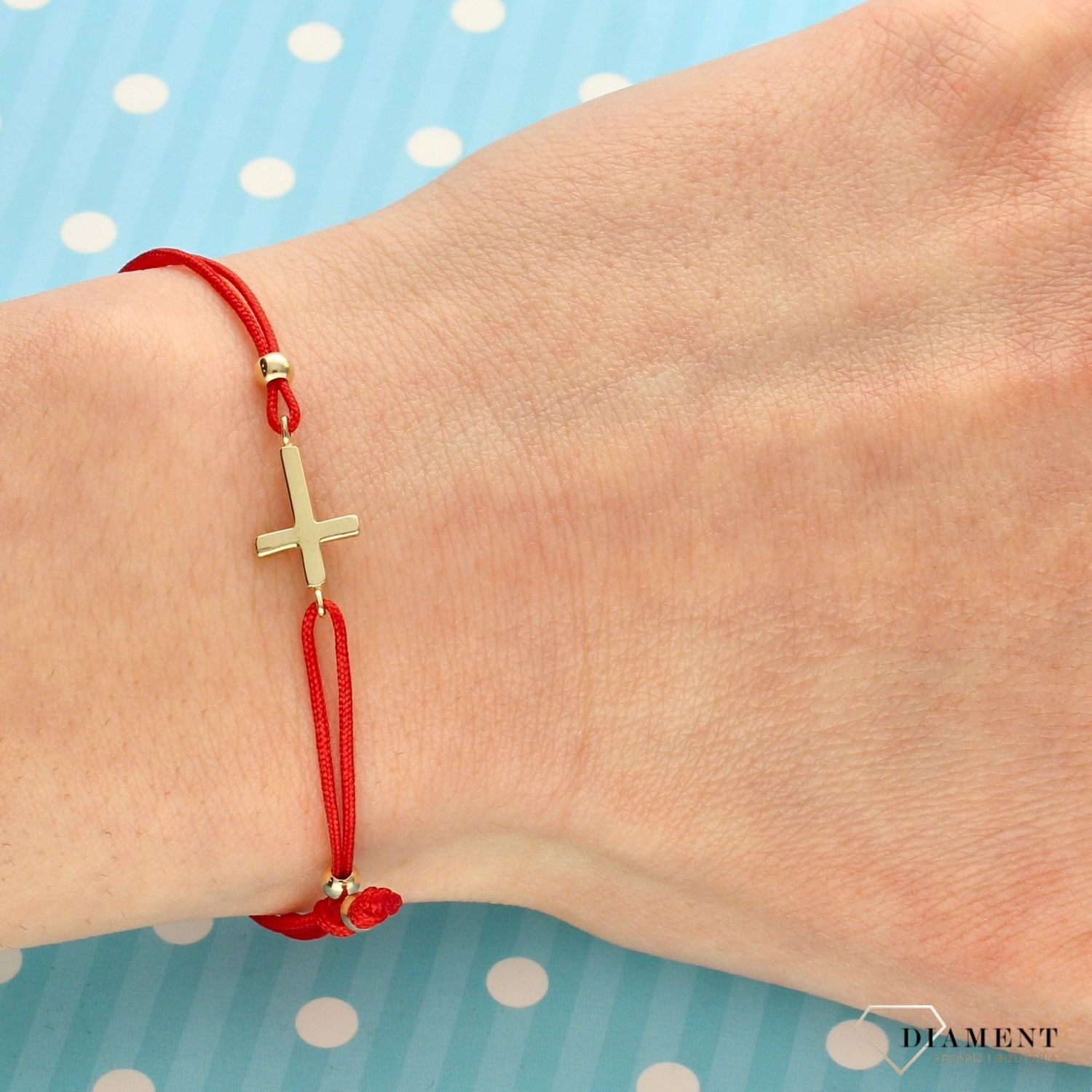 Bransoletka na sznurku złota czerwony sznurek krzyżyk to wyjątkowa biżuteria z symbolem sakralnym. Nowoczesny akcent dla kobiet lubiących podkreślać swoją indywidualność. 1.jpg