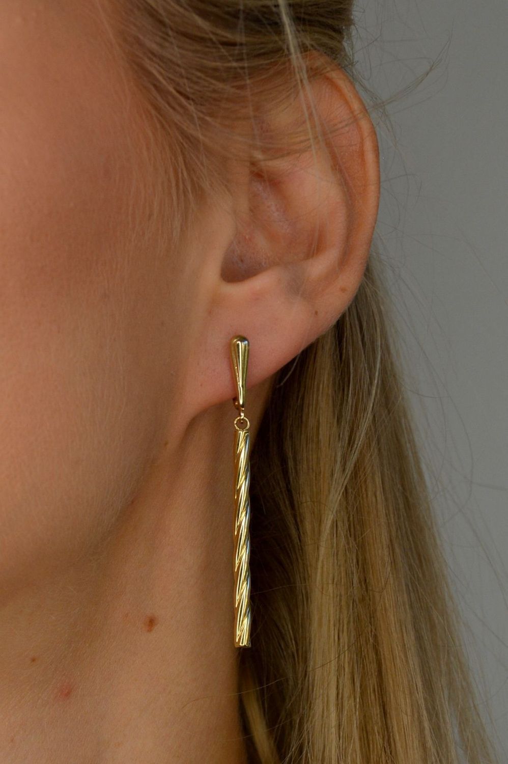 Złote długie kolczyki wiszące 585 o kształcie świderka DBK000000-024.jpg