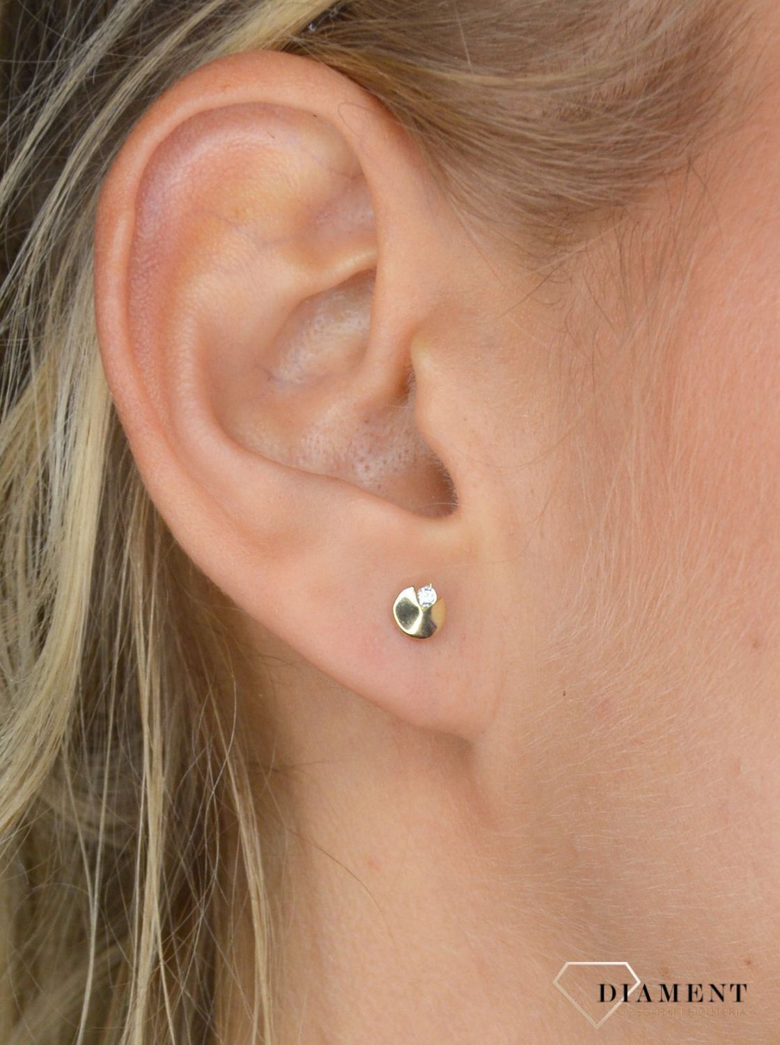 Złote kolczyki kółka z cyrkonią DBK000000-042 ✅ Złote kolczyki w kształcie delikatnego kółka ozdobionego małą, błyszczącą cyrkonią. ✅ Kolczyki pięknie prezentują się na uchu.jpg