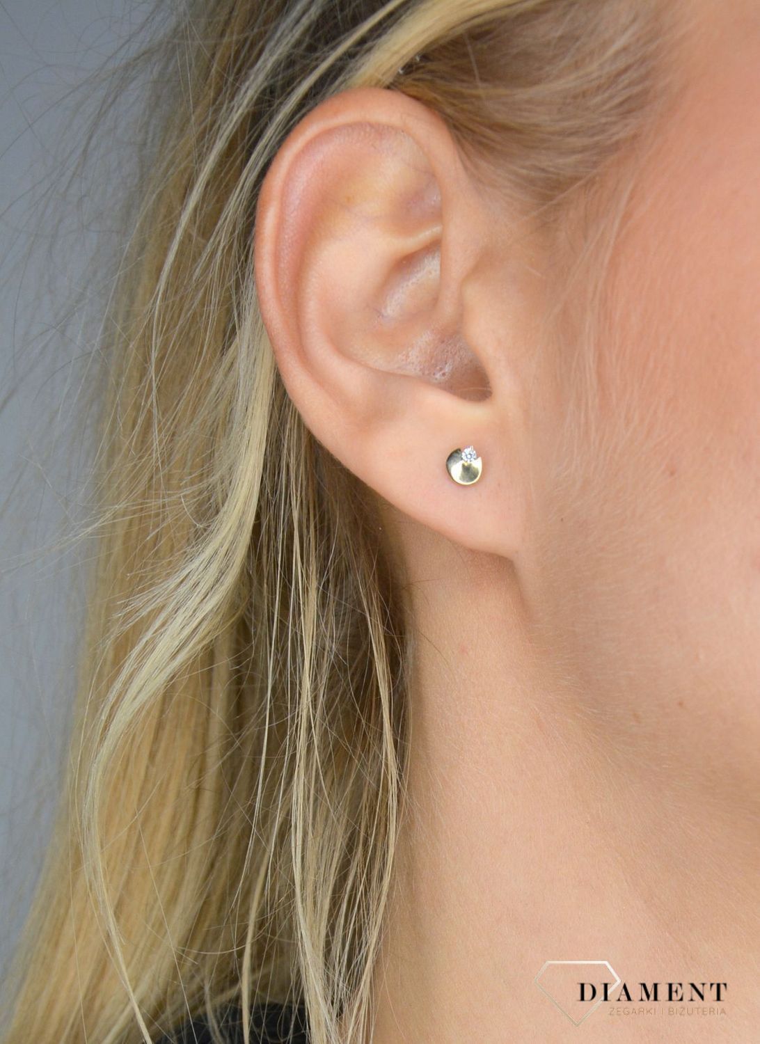 Złote kolczyki kółka z cyrkonią DBK000000-042 ✅ Złote kolczyki w kształcie delikatnego kółka ozdobionego małą, błyszczącą cyrkonią. ✅ Kolczyki pięknie prezentują się na uchu.jpg