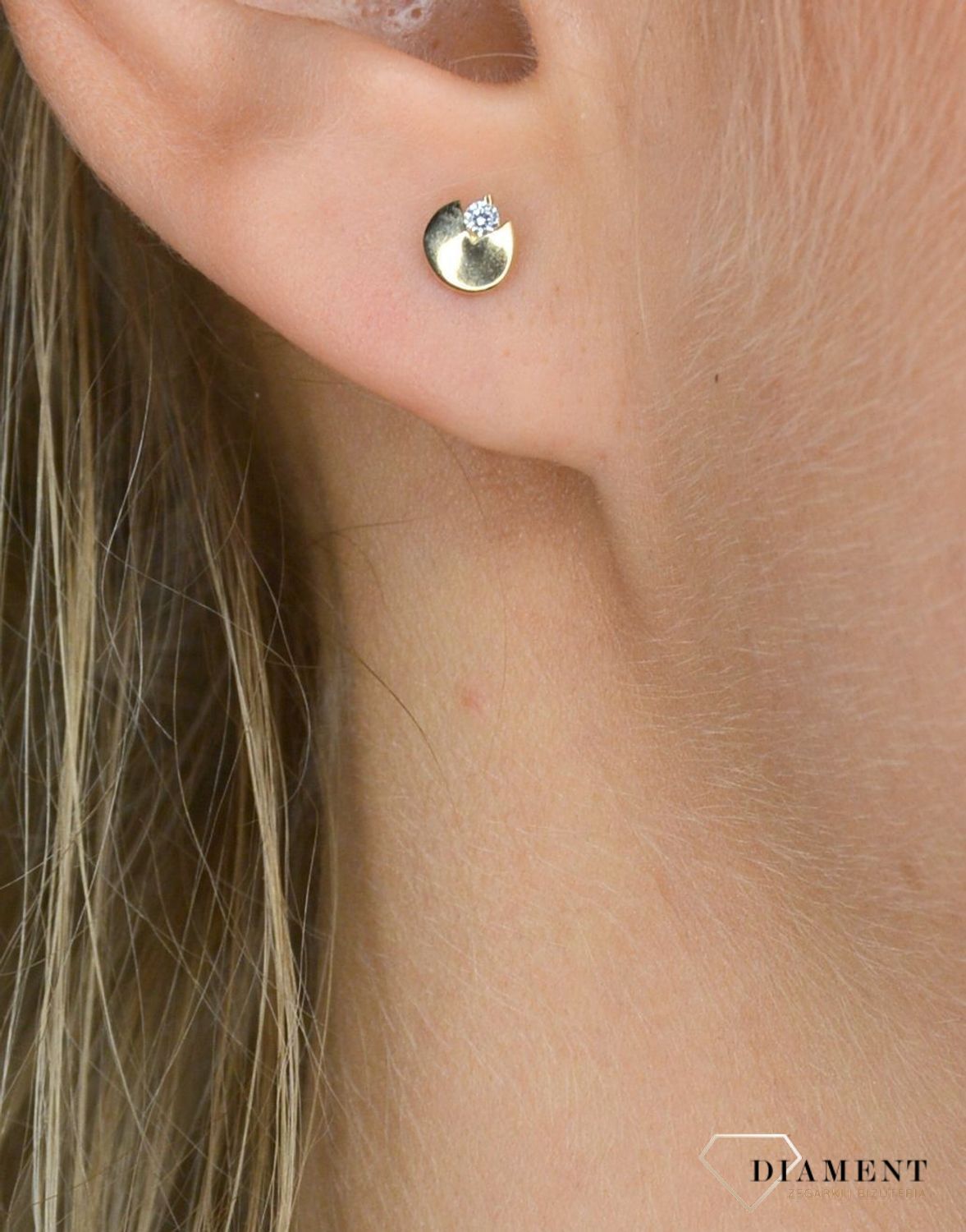 Złote kolczyki kółka z cyrkonią DBK000000-042 ✅ Złote kolczyki w kształcie delikatnego kółka ozdobionego małą, błyszczącą cyrkonią. ✅ Kolczyki pięknie prezentują się na uchu.jpg
