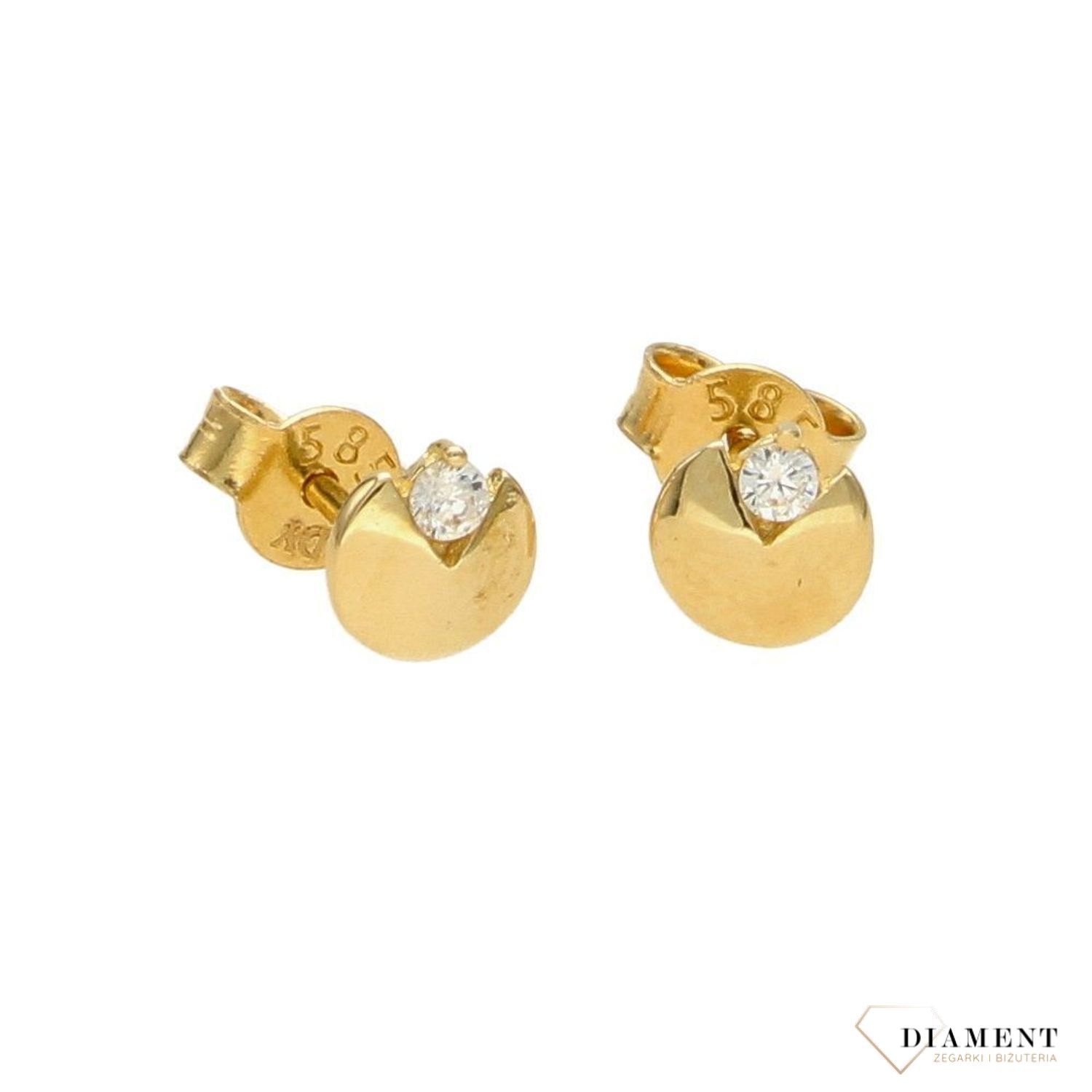 Złote kolczyki kółka z cyrkonią DBK000000-042 ✅ Złote kolczyki w kształcie delikatnego kółka ozdobionego małą, błyszczącą cyrkonią. ✅ Kolczyki pięknie prezentują się na uchu.jpg