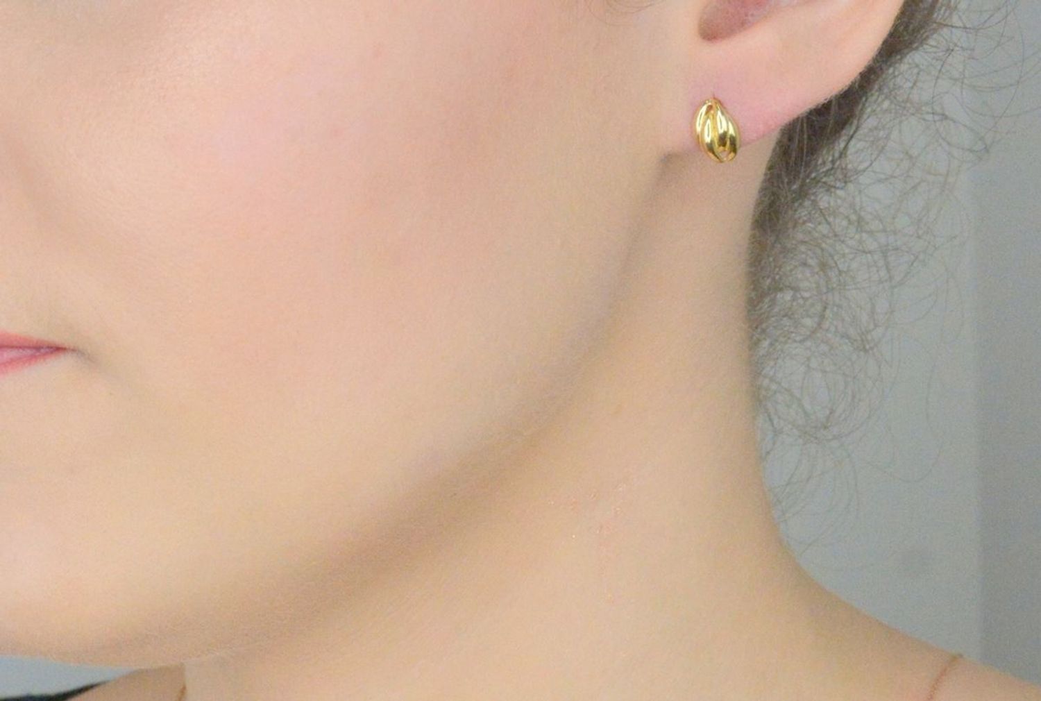 Kolczyki złote 585 pleciona elegancja DBK000000-046 Eleganckie, złote kolczyki wykonane z próby złota 585 o wadze około 1,26 g i długości 1 cm. Ich kształt jest uniwersalny, ponadczasowy a 1.jpg