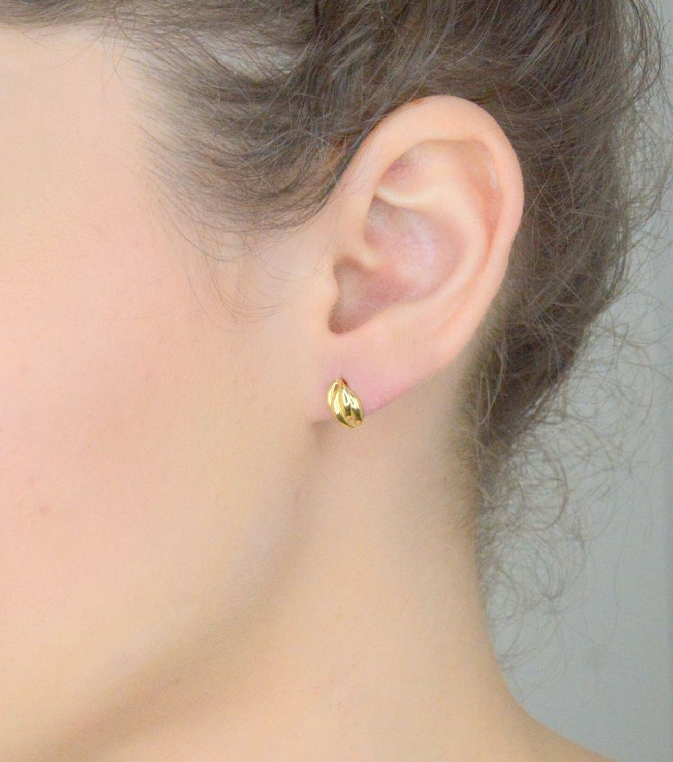 Kolczyki złote 585 pleciona elegancja DBK000000-046 Eleganckie, złote kolczyki wykonane z próby złota 585 o wadze około 1,26 g i długości 1 cm. Ich kształt jest uniwersalny, ponadczasowy a 1.jpg