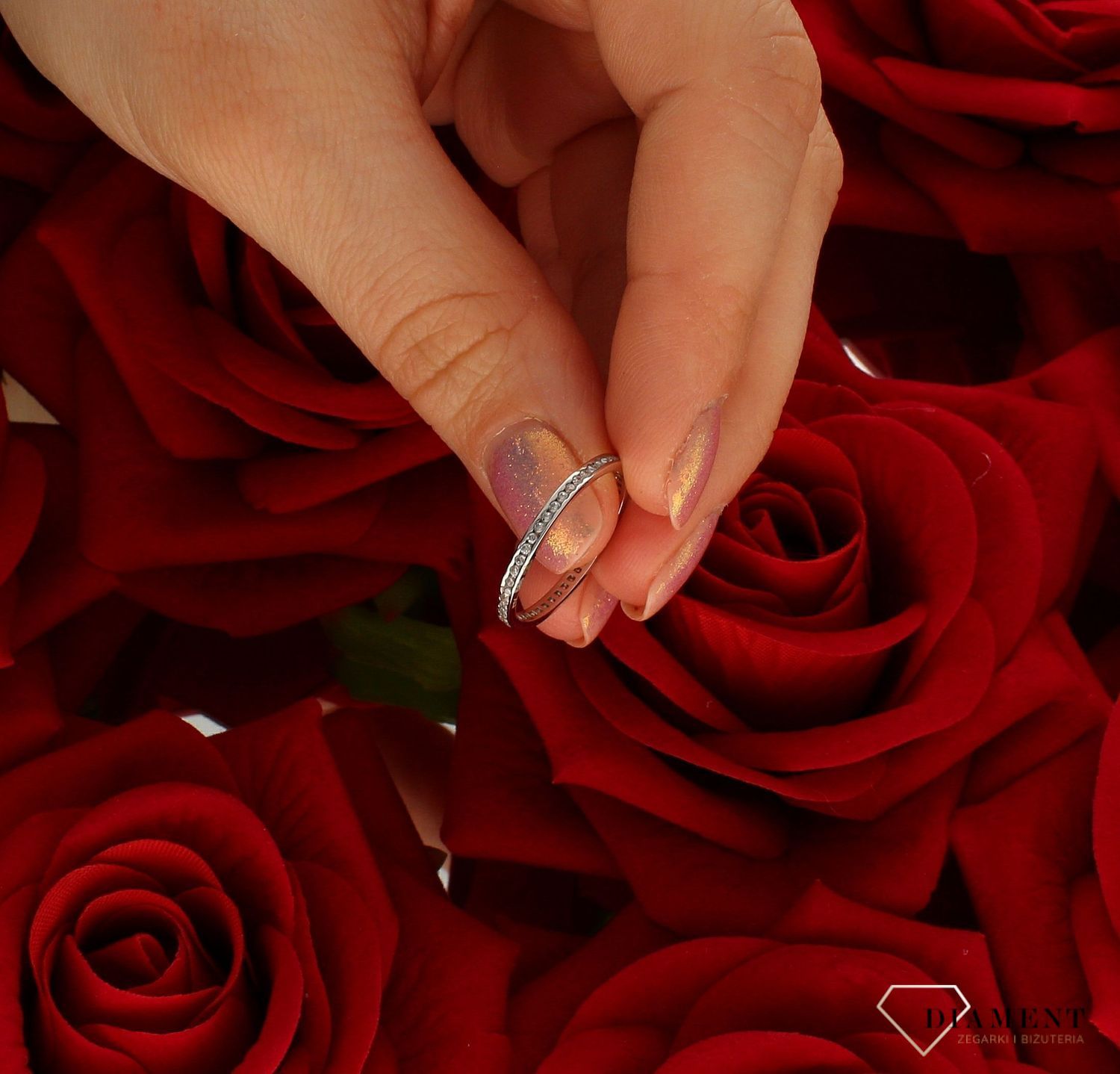 Złoty pierścionek damski 585 obrączka z drobnymi cyrkoniami DBP000000-053 to złoty damski pierścionek wykonany z wysokiej próby białego złota 585. Wzór obrączki klasycznej z cyrkoniami nadaje pierścionkowi nowoczesnego wyglądu (1).jpg