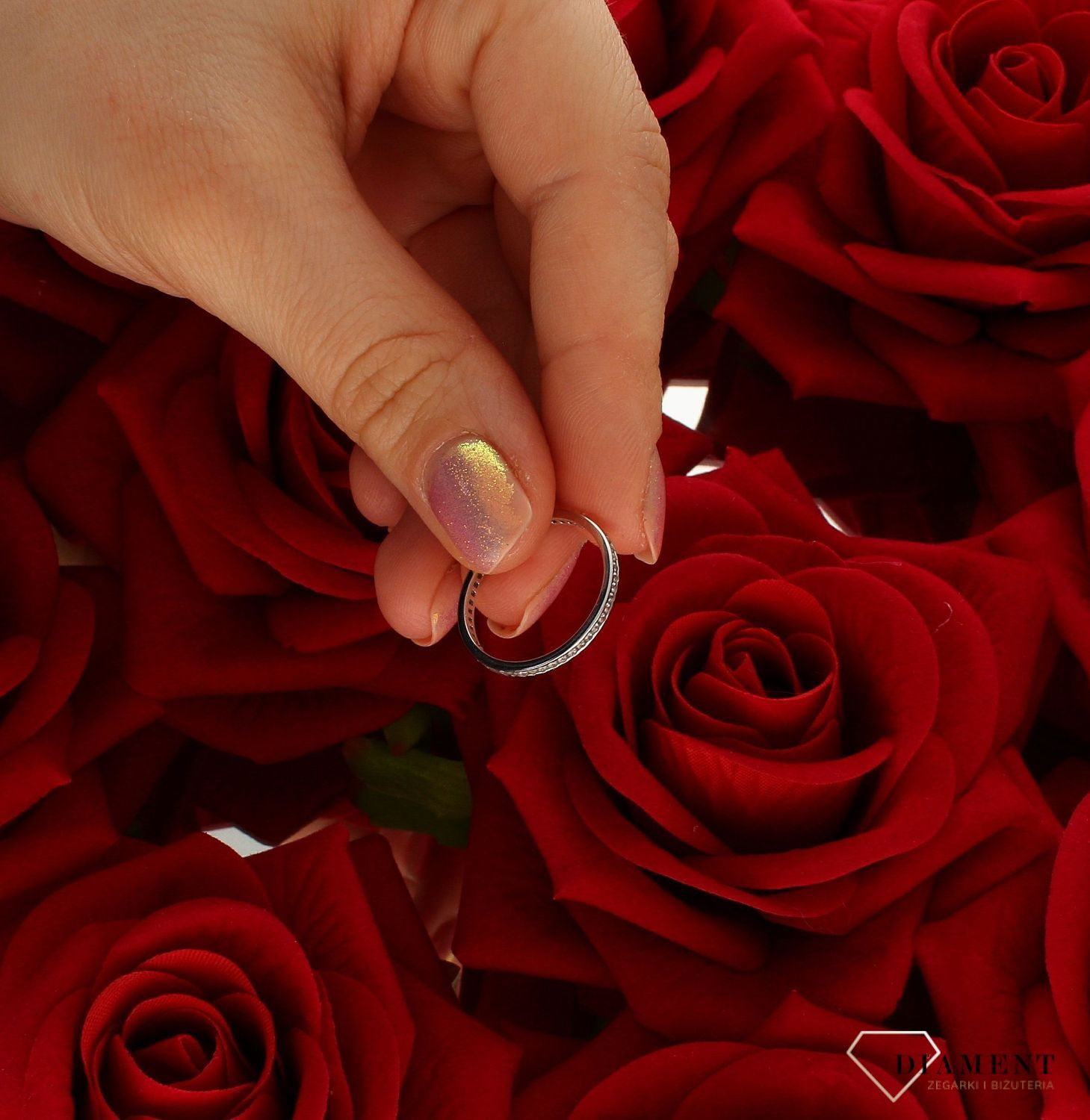 Złoty pierścionek damski 585 obrączka z drobnymi cyrkoniami DBP000000-053 to złoty damski pierścionek wykonany z wysokiej próby białego złota 585. Wzór obrączki klasycznej z cyrkoniami nadaje pierścionkowi nowoczesnego wyglądu (1).jpg