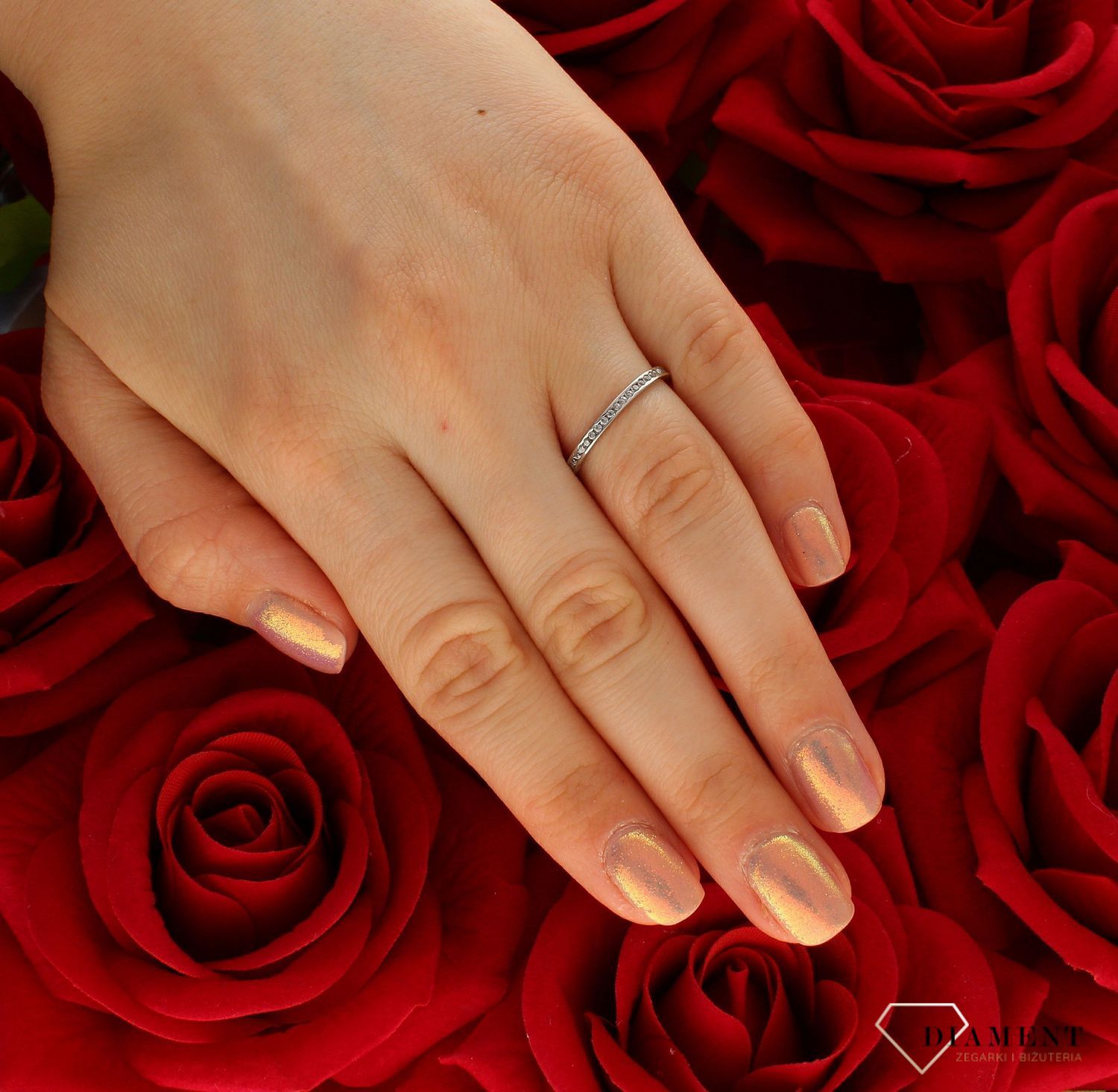 Złoty pierścionek damski 585 obrączka z drobnymi cyrkoniami DBP000000-053 to złoty damski pierścionek wykonany z wysokiej próby białego złota 585. Wzór obrączki klasycznej z cyrkoniami nadaje pierścionkowi nowoczesnego wyglądu (1).jpg