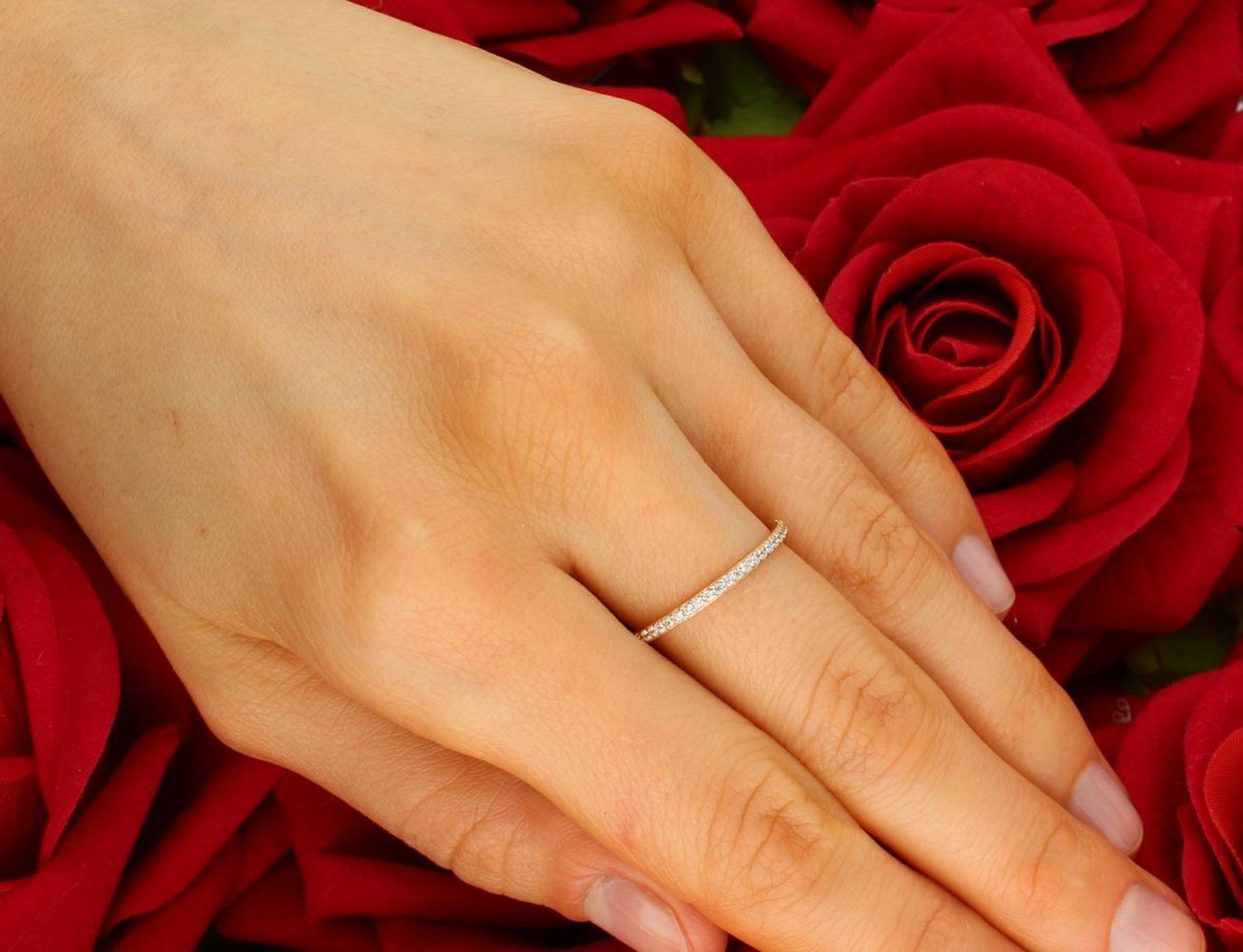 Pierścionek różowe złoto 585 wąska obrączka w cyrkoniach DBP000000-059 Złoty pierścionek 585 obrączka ozdobiona białymi cyrkoniami. Złoty pierścionek próba 585. Pierścionek w formie obrączki. Pi.jpg