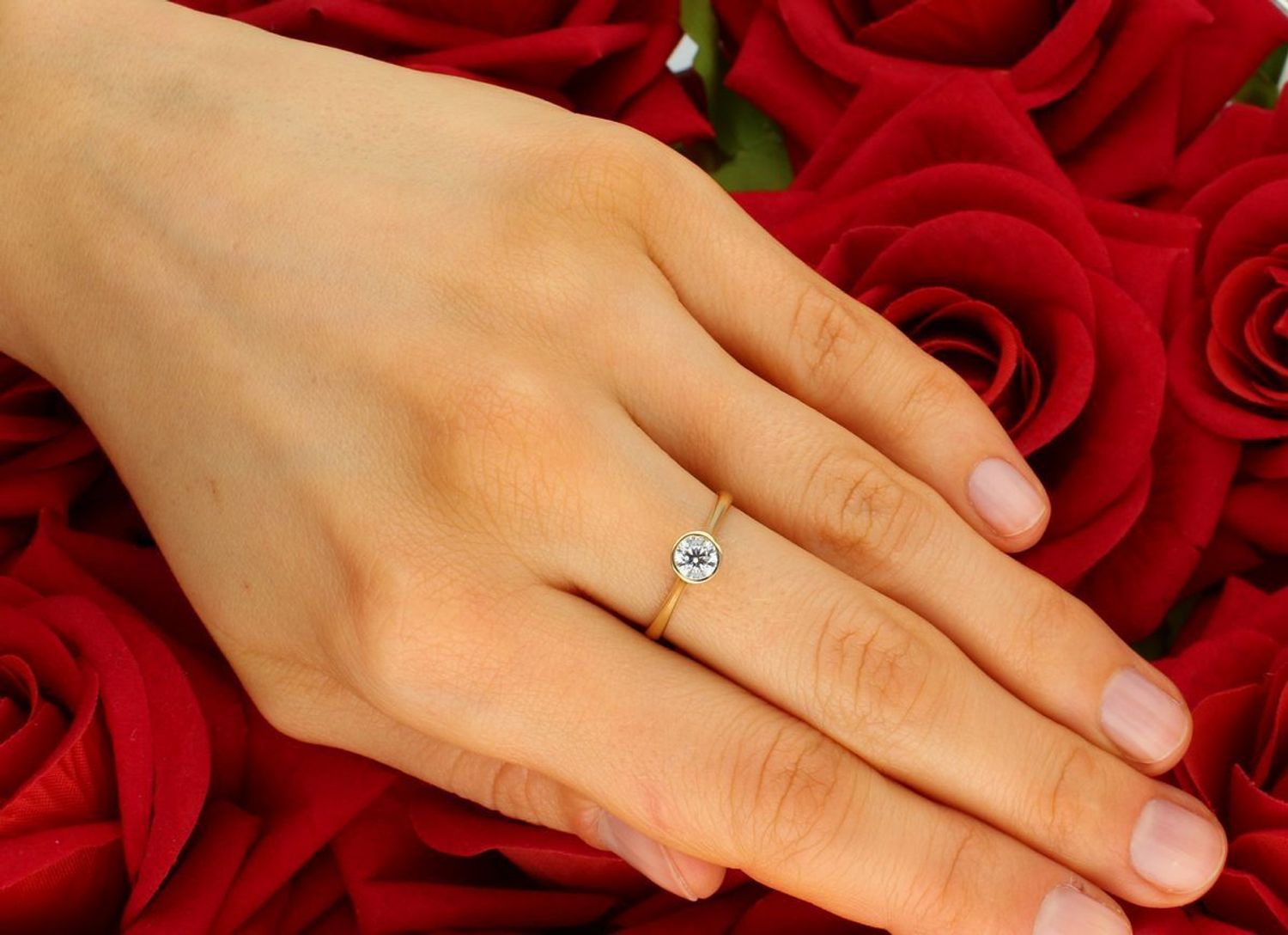 Złoty pierścionek damski 585 Okrągła cyrkonia w złotej oprawie. Pierścionek wykonany z 14 karatowego złota. Modny, stylowy złoty dodatek. Subtelny złoty pierścionek. 1.jpg