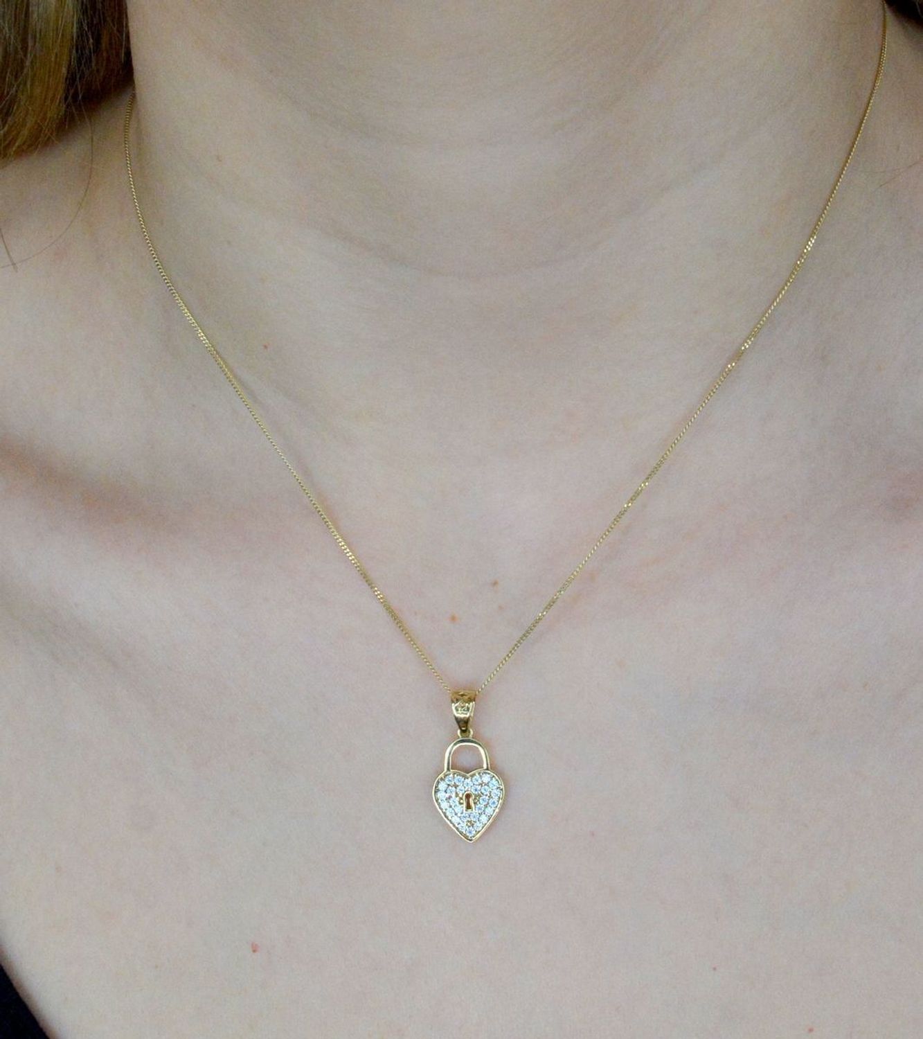 Piękna zawieszka w kształcie serca kłódki pokryta cyrkonią. Zawieszkę wykonano ze złota próby 585 o wadze 1,05 gram. Do zawieszki można dobrać delikatny złoty łańcuszek (2).jpg