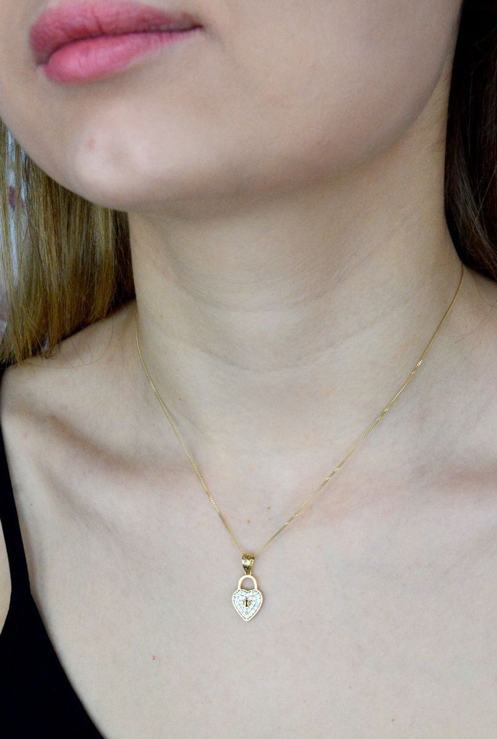 Piękna zawieszka w kształcie serca kłódki pokryta cyrkonią. Zawieszkę wykonano ze złota próby 585 o wadze 1,05 gram. Do zawieszki można dobrać delikatny złoty łańcuszek (2).jpg