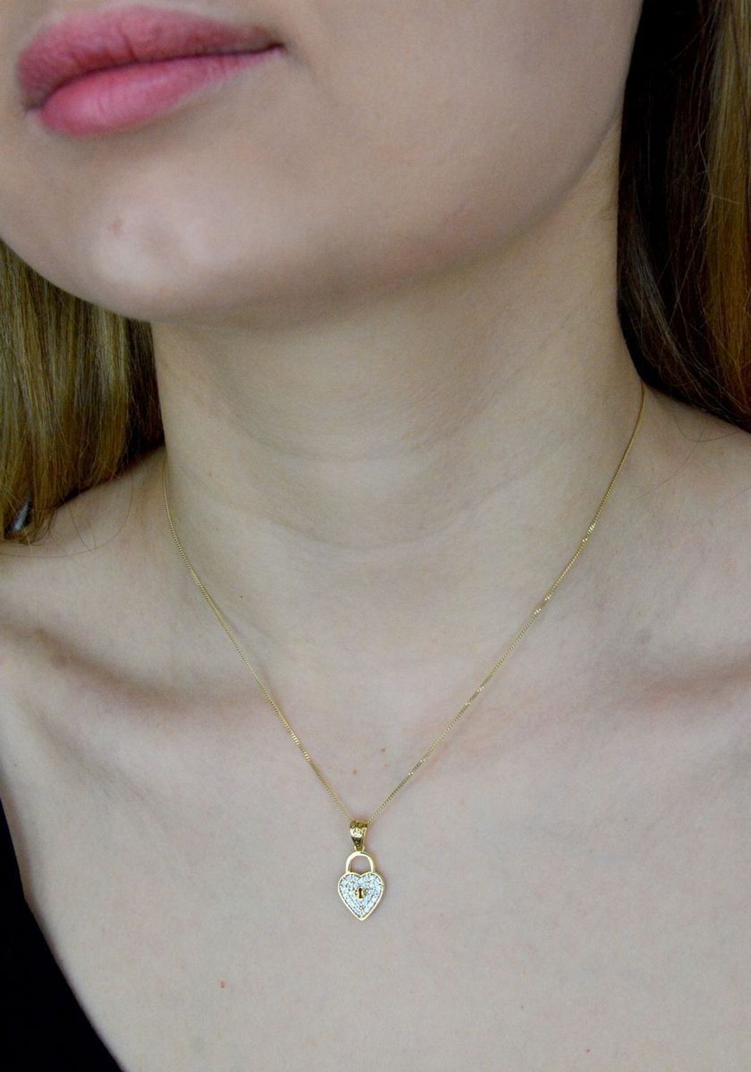 Piękna zawieszka w kształcie serca kłódki pokryta cyrkonią. Zawieszkę wykonano ze złota próby 585 o wadze 1,05 gram. Do zawieszki można dobrać delikatny złoty łańcuszek (2).jpg