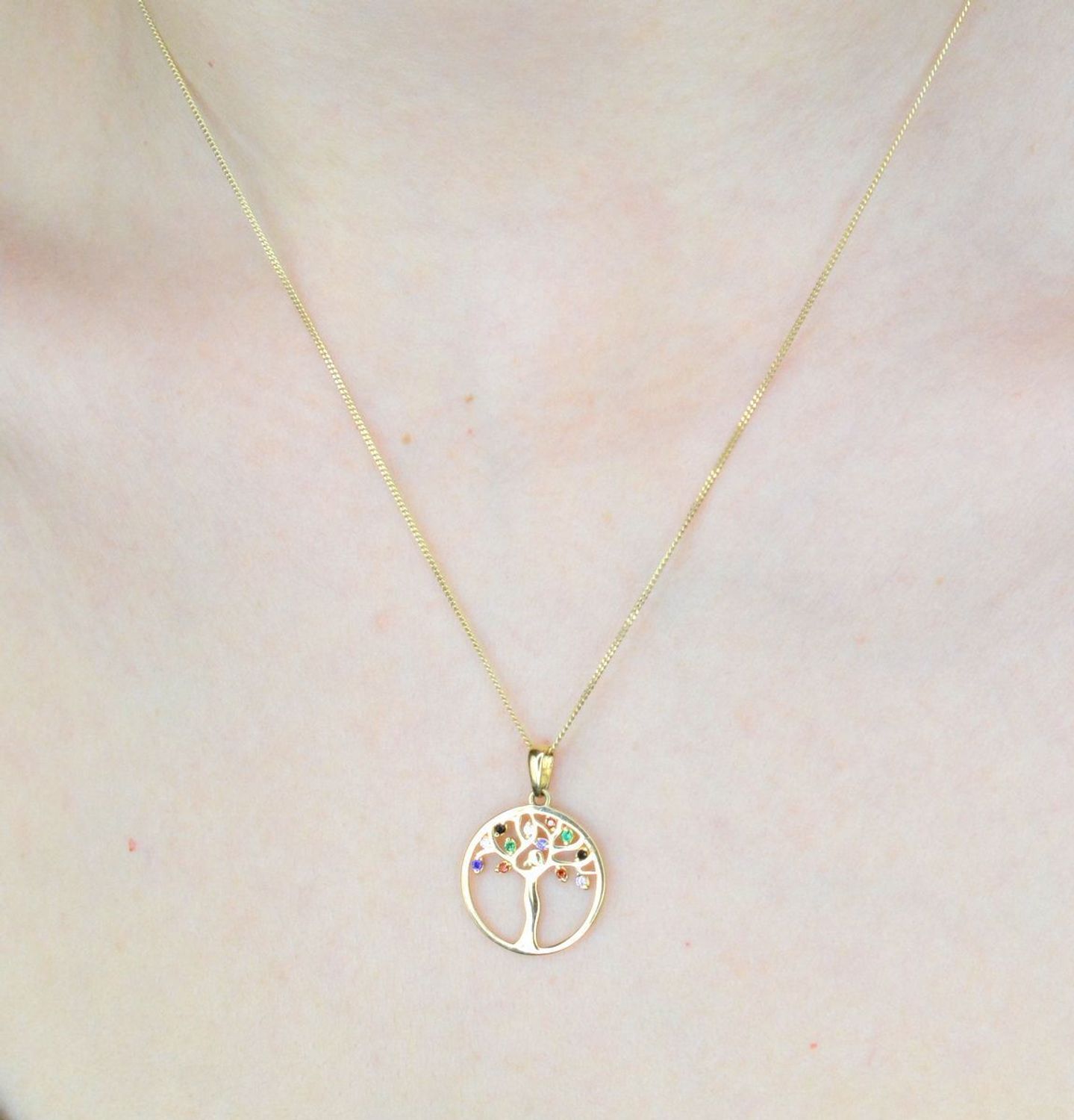 Złota zawieszka w kształcie drzewka na szczęcie ozdobiona kolorową cyrkonią. Elegancki wisiorek wykonany z najwyższej jakości 14 –karatowego żółtego złota. Ta unikalna biżuteria, która zachwyci każdą kobietę..jpg