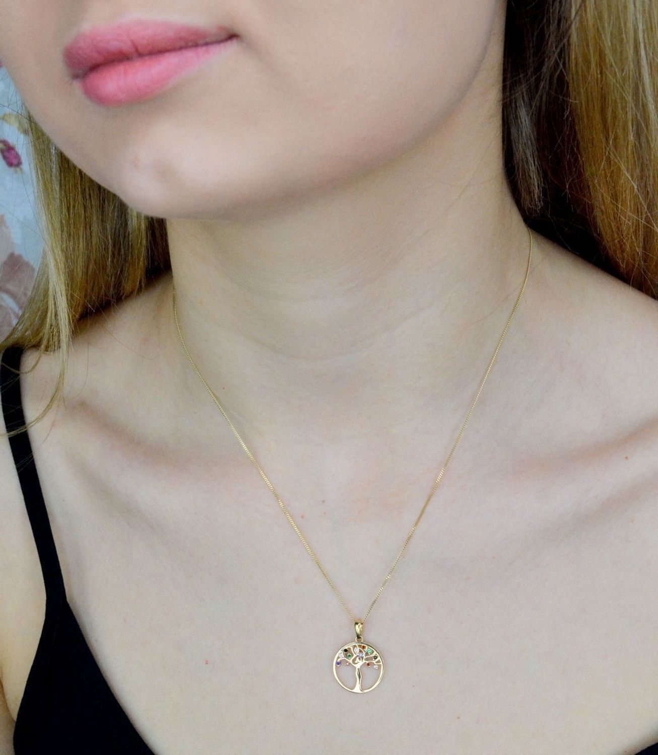 Złota zawieszka w kształcie drzewka na szczęcie ozdobiona kolorową cyrkonią. Elegancki wisiorek wykonany z najwyższej jakości 14 –karatowego żółtego złota. Ta unikalna biżuteria, która zachwyci każdą kobietę..jpg