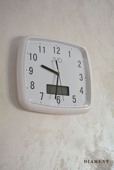 Zegar na ścianę z datownikiem JVD DH615.4 biały. Zegar ścienny JVD DH615.4 biały datownik wyposażony jest w kwarcowy mechanizm, zasilany za pomocą baterii (8).JPG