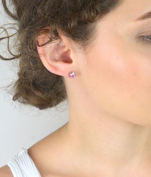 Delikatne kolczyki srebrne 925 z różową cyrkonią. Model DHKM0022 – klasyczne sztyfty, 6 mm, 1,30 g. Romantyczny blask na co dzień i na prezent (1).JPG