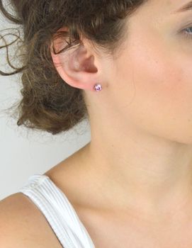 Delikatne kolczyki srebrne 925 z różową cyrkonią. Model DHKM0022 – klasyczne sztyfty, 6 mm, 1,30 g. Romantyczny blask na co dzień i na prezent (2).JPG