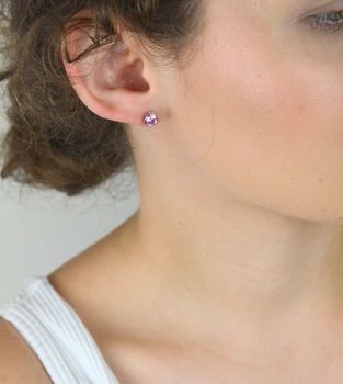Delikatne kolczyki srebrne 925 z różową cyrkonią. Model DHKM0022 – klasyczne sztyfty, 6 mm, 1,30 g. Romantyczny blask na co dzień i na prezent (3).JPG