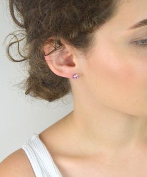 Delikatne kolczyki srebrne 925 z różową cyrkonią. Model DHKM0022 – klasyczne sztyfty, 6 mm, 1,30 g. Romantyczny blask na co dzień i na prezent (4).JPG