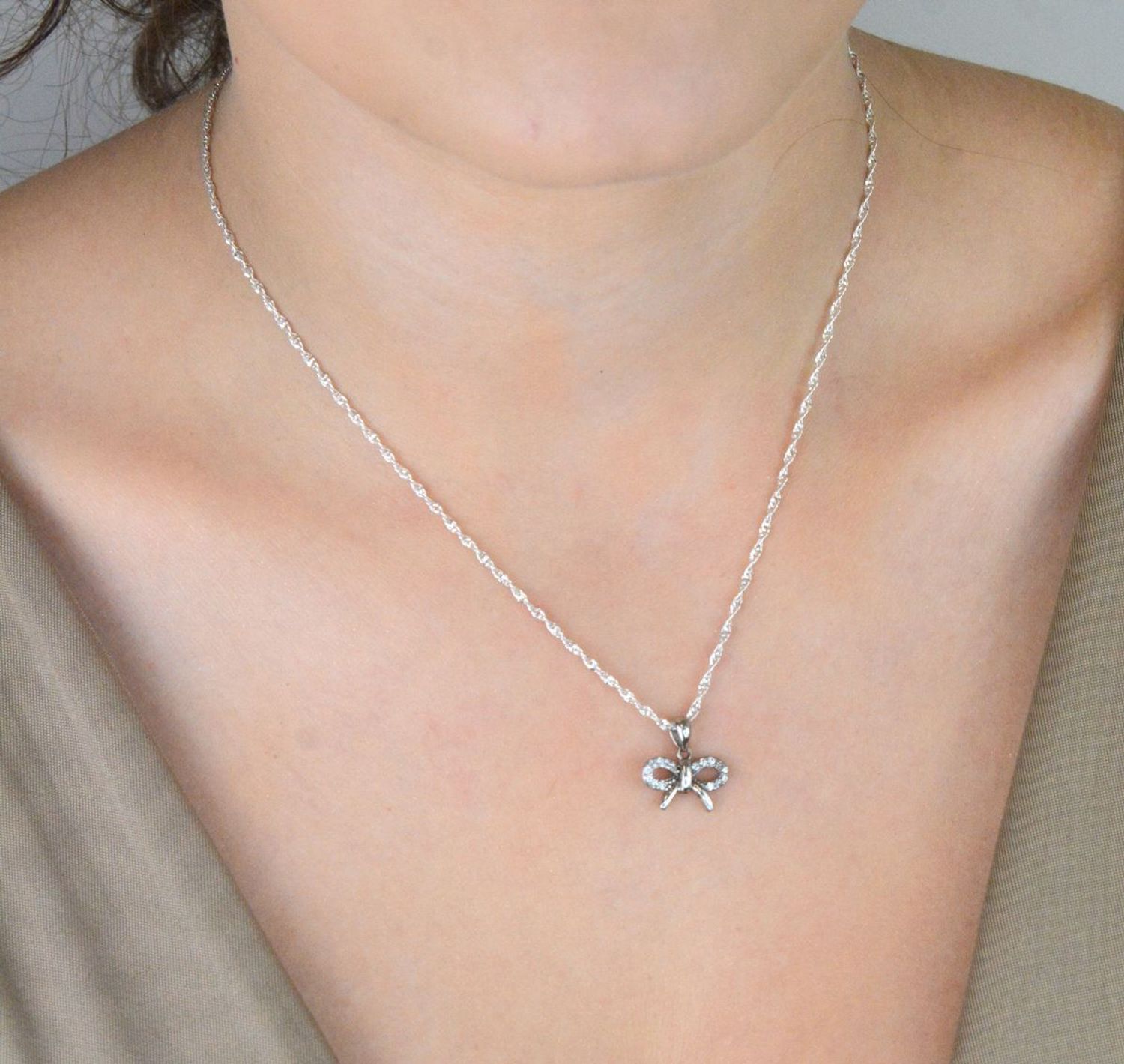 Srebrna zawieszka kokardka z cyrkoniami 925  Elegancka biżuteria dla kobiet.jpg