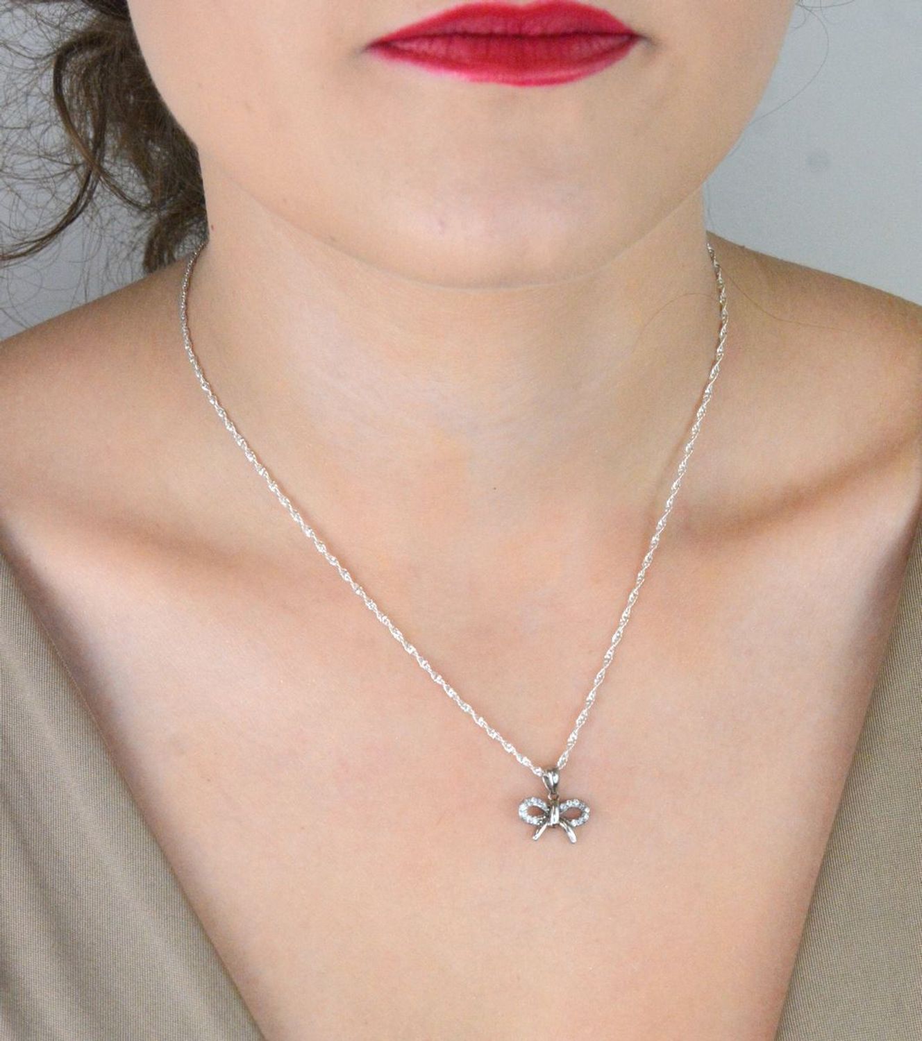 Srebrna zawieszka kokardka z cyrkoniami 925  Elegancka biżuteria dla kobiet.jpg