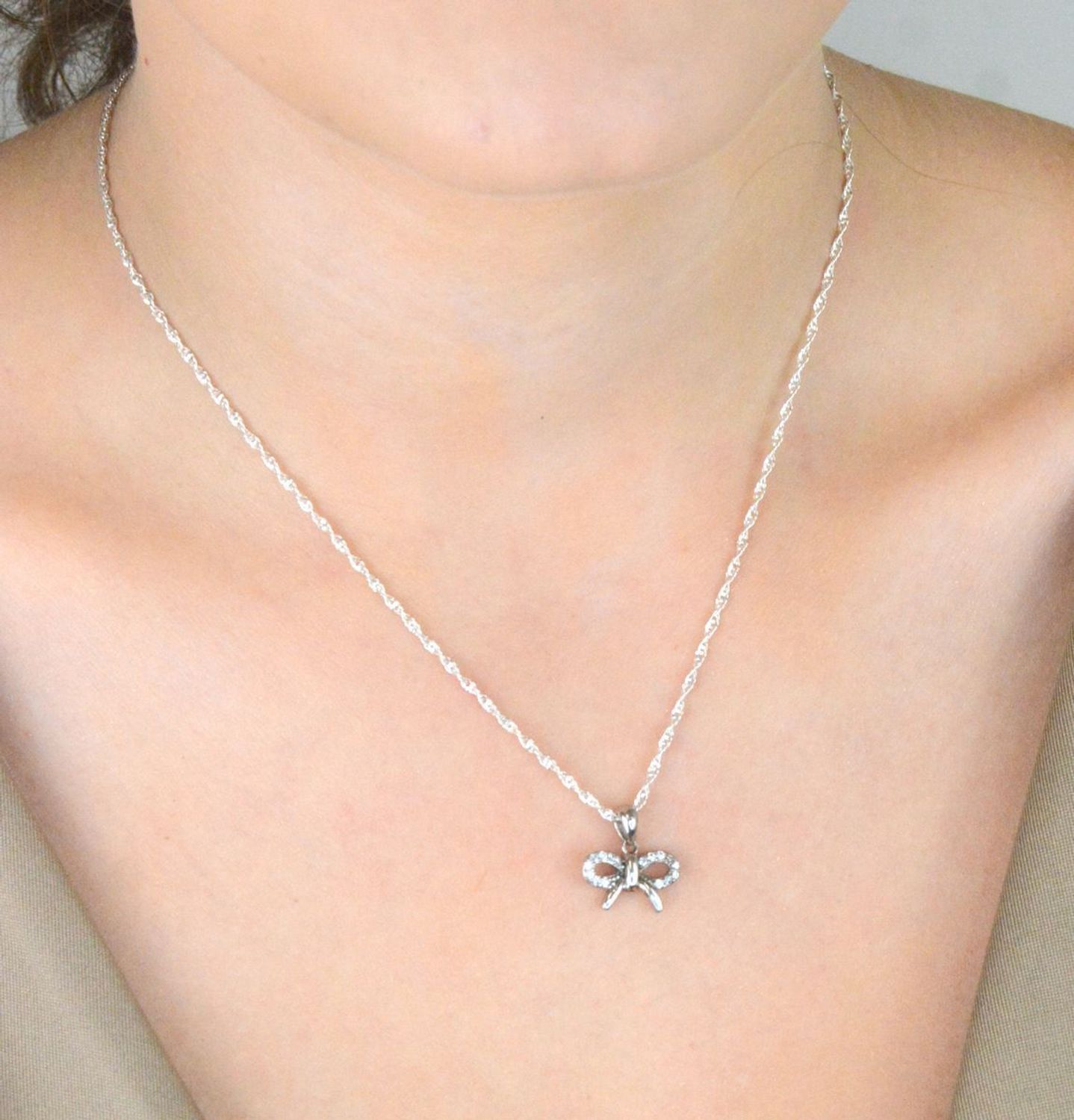 Srebrna zawieszka kokardka z cyrkoniami 925  Elegancka biżuteria dla kobiet.jpg